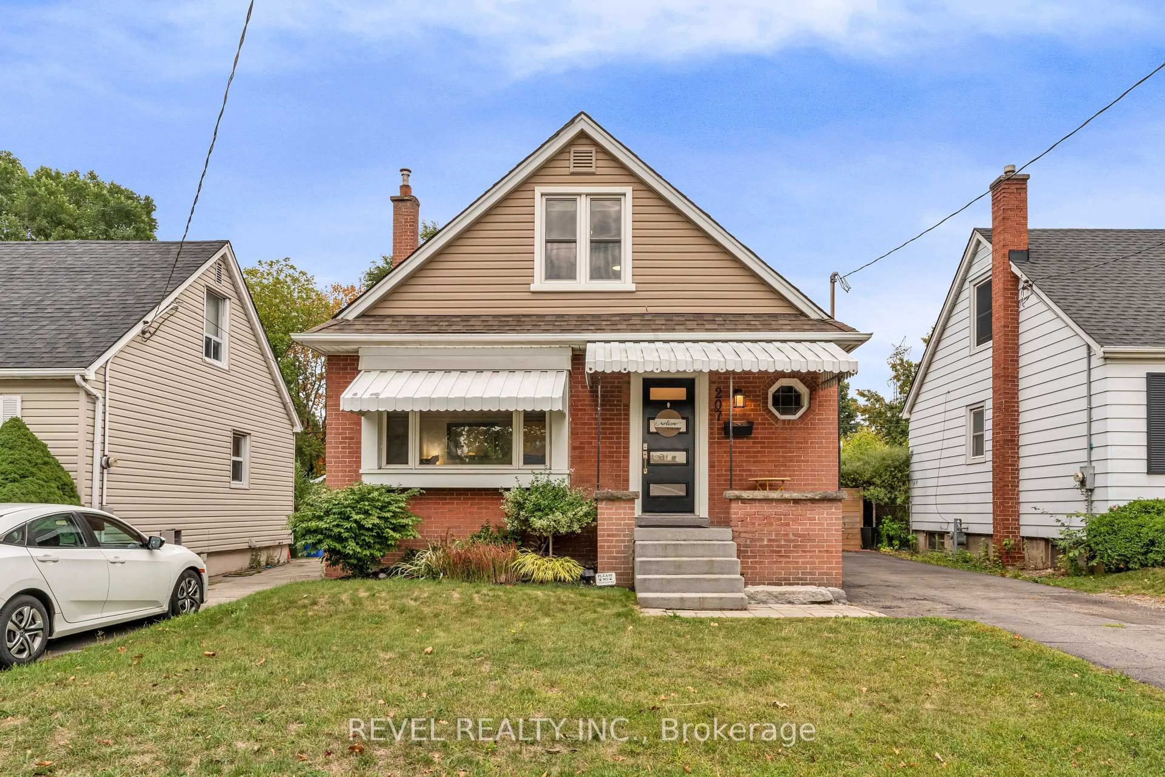 Home with brick exterior material, street for 207 Auburn Ave, Hamilton Ontario L8K 3B4