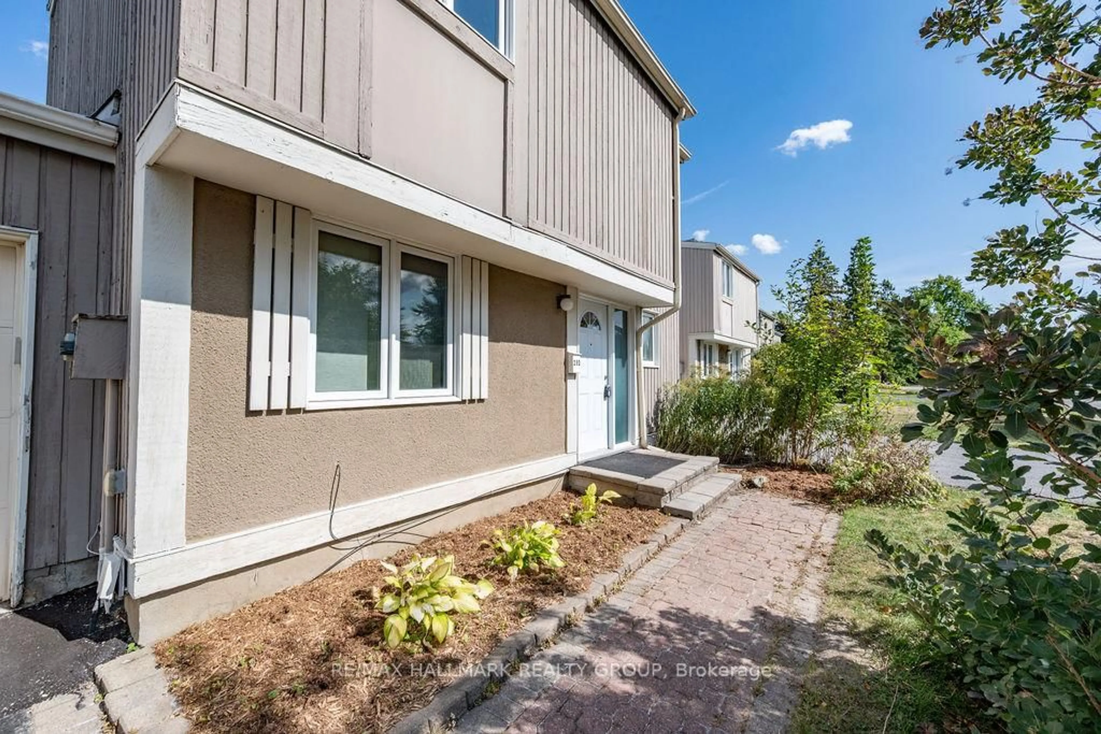 Patio, street for 29D Varley Dr #D, Ottawa Ontario K2K 1G4