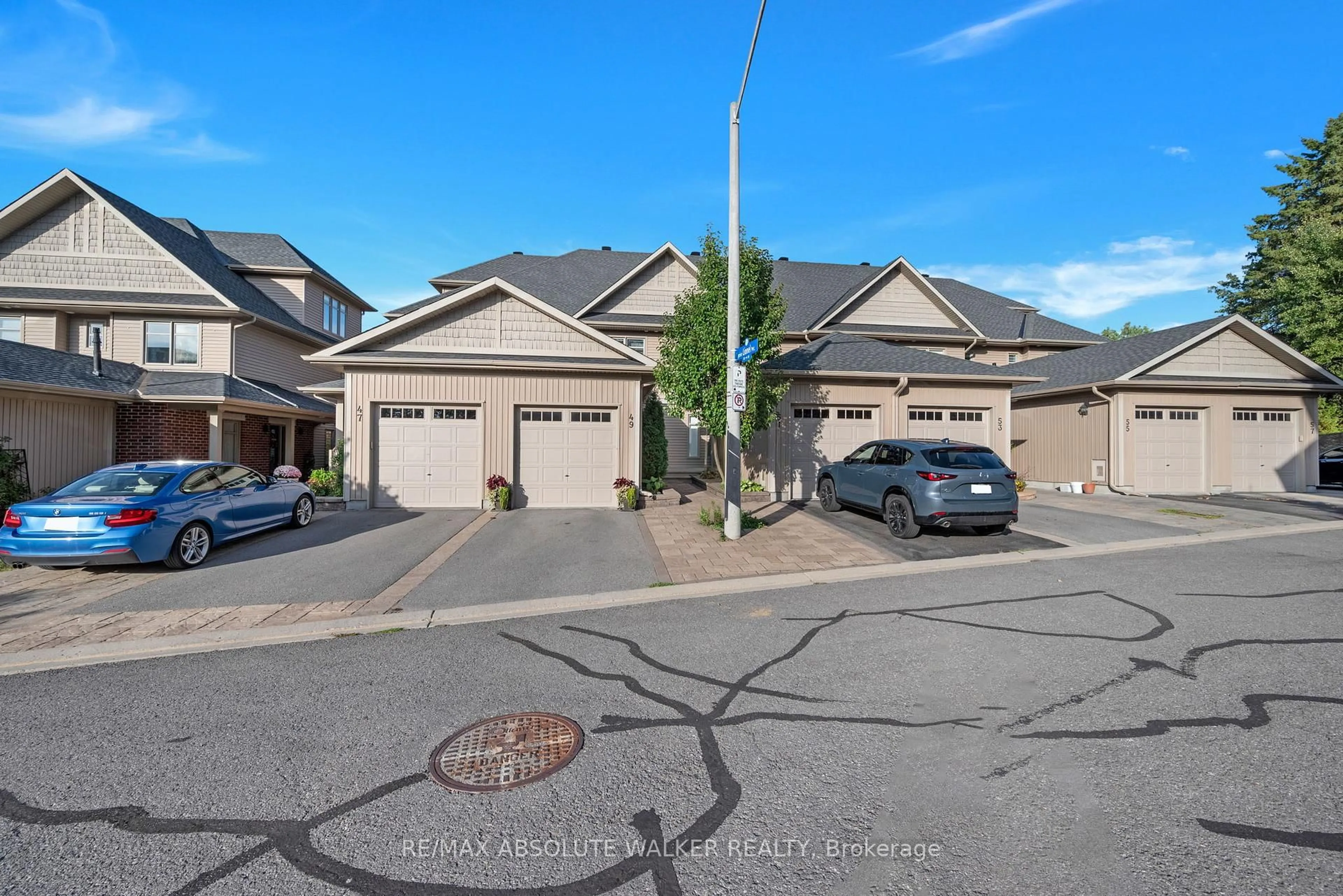 A pic from outside/outdoor area/front of a property/back of a property/a pic from drone, street for 49 Aveia Private, Ottawa Ontario K4A 0X1