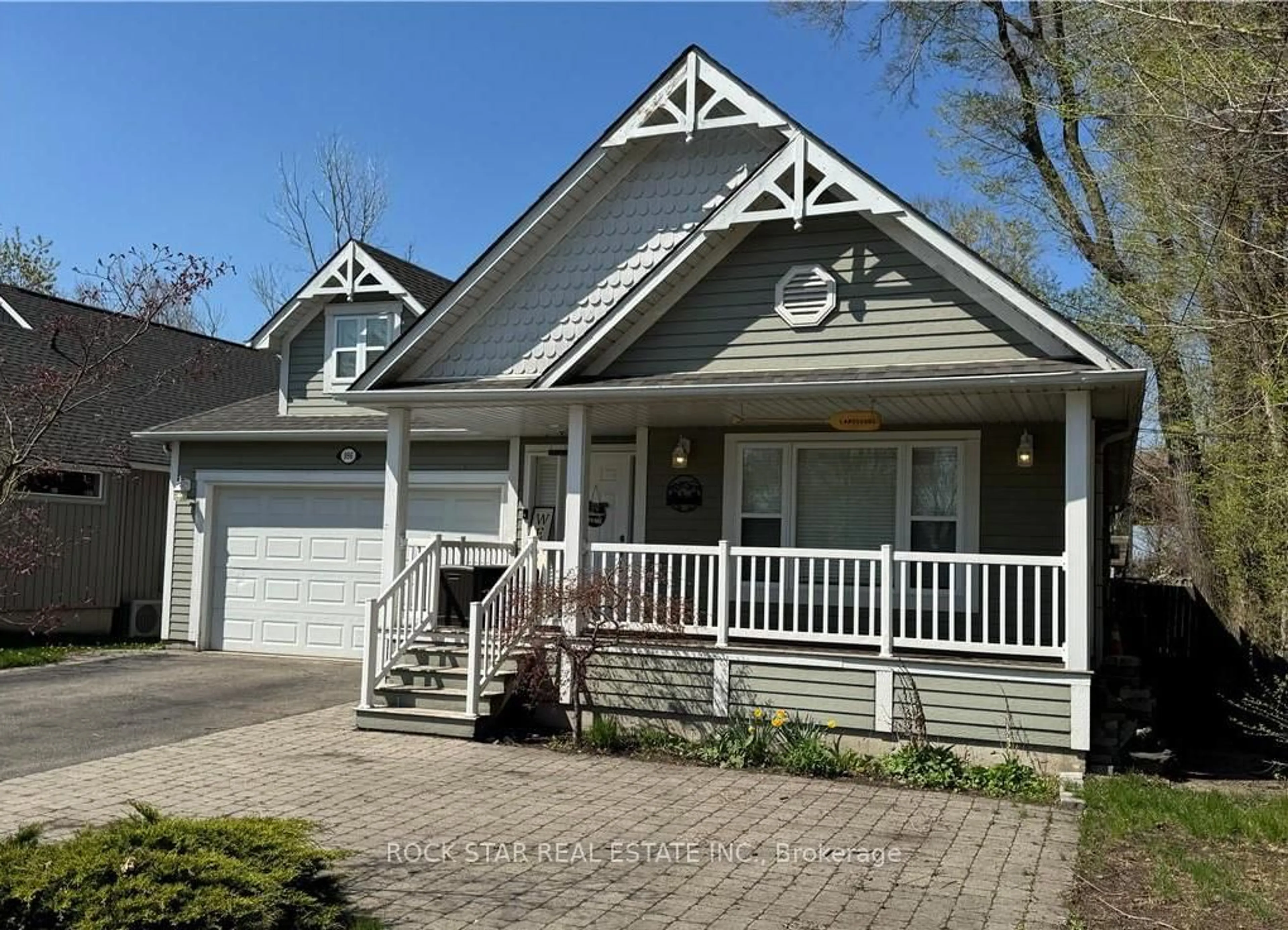 Home with vinyl exterior material, street for 996 BEACH Blvd, Hamilton Ontario L8H 6Z4