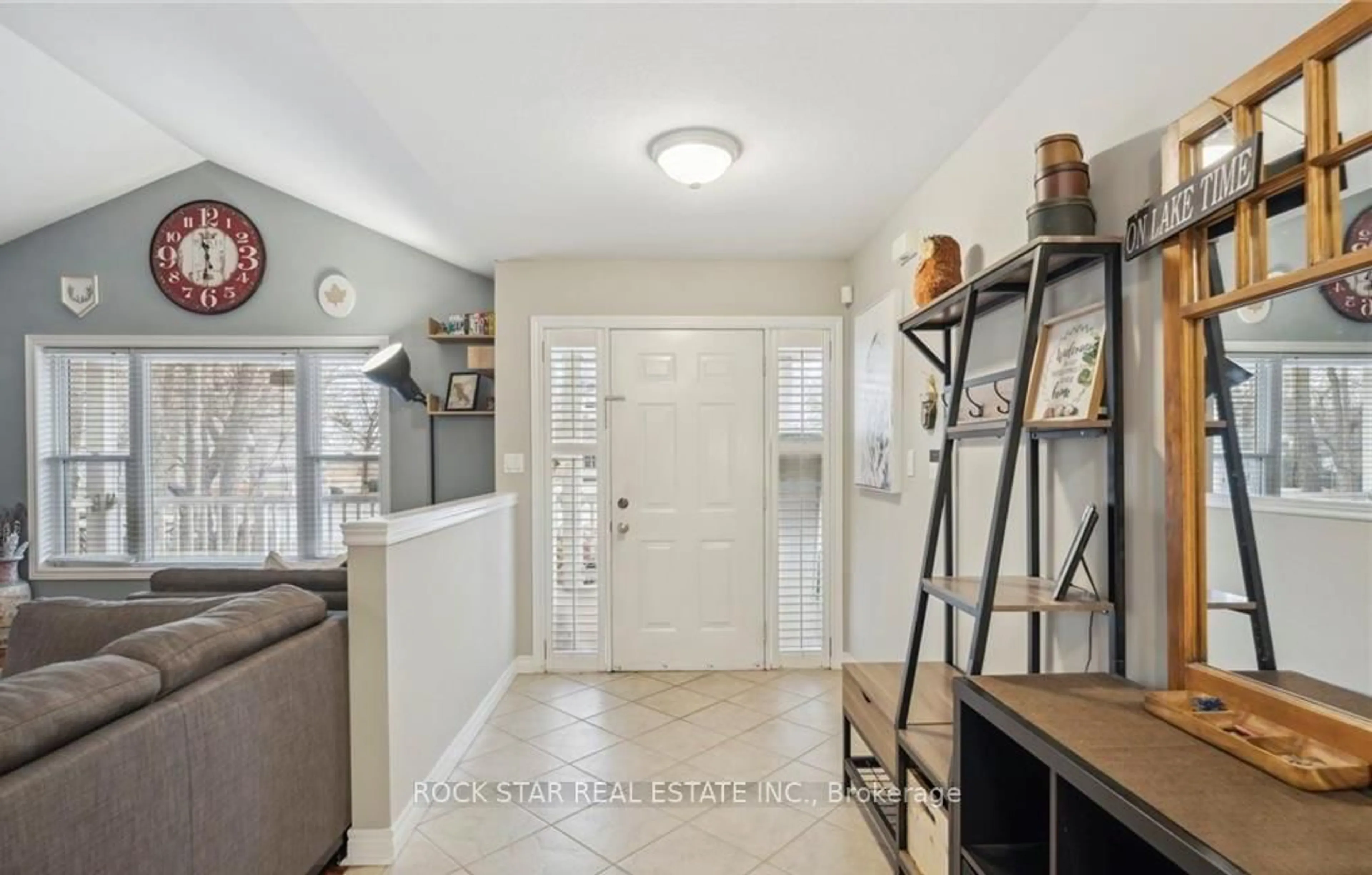 Indoor entryway for 996 BEACH Blvd, Hamilton Ontario L8H 6Z4