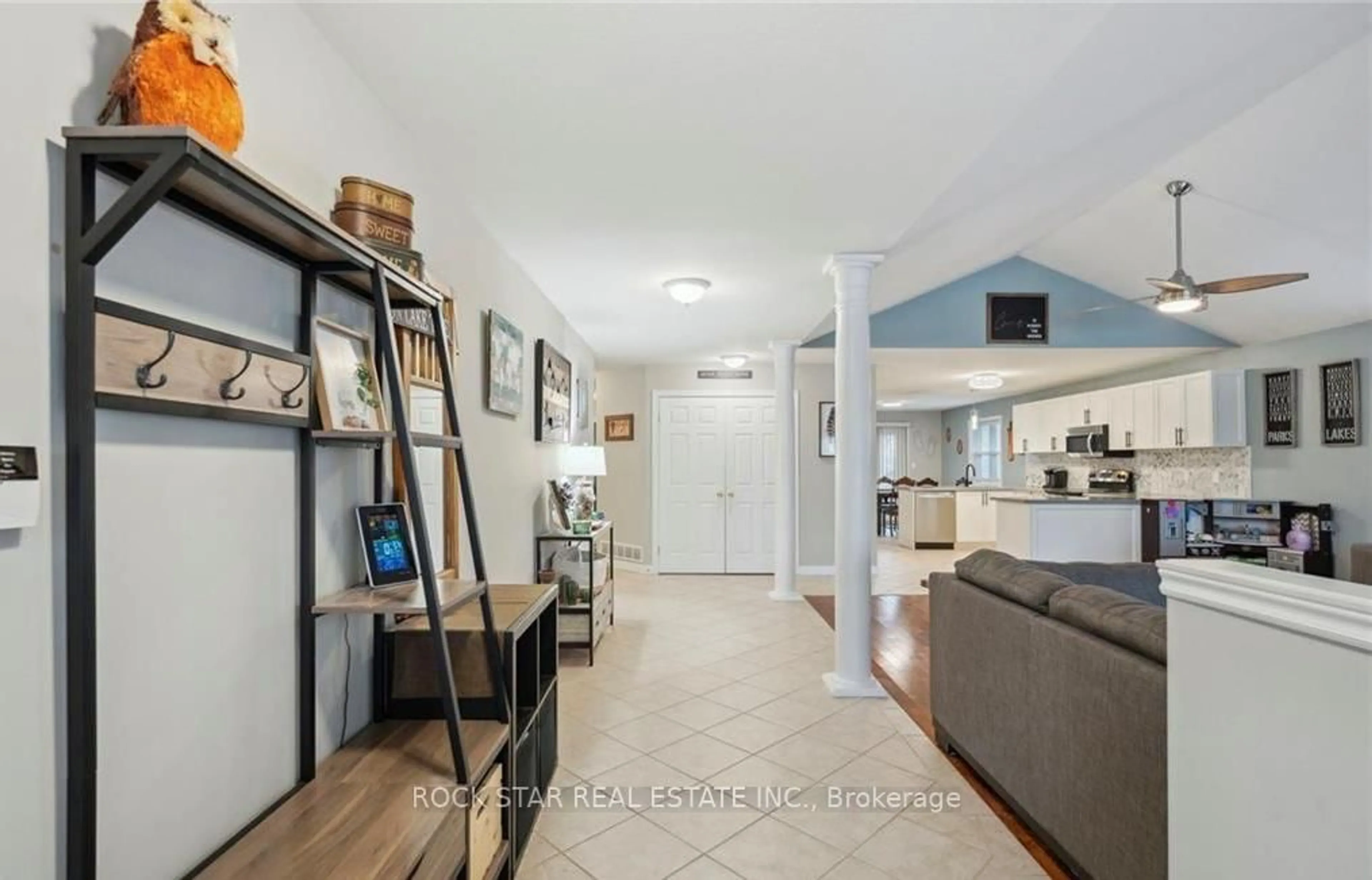 Indoor entryway for 996 BEACH Blvd, Hamilton Ontario L8H 6Z4