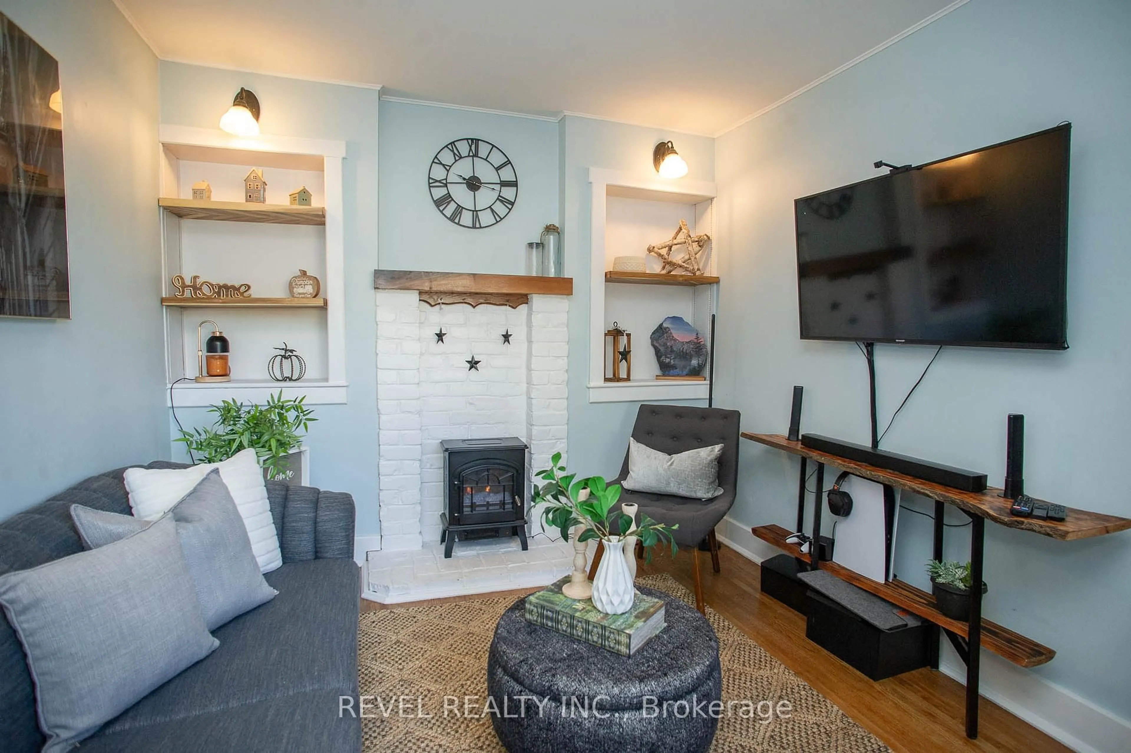 Living room with furniture, wood/laminate floor for 24 Avenue Rd, Cambridge Ontario N1R 1B7