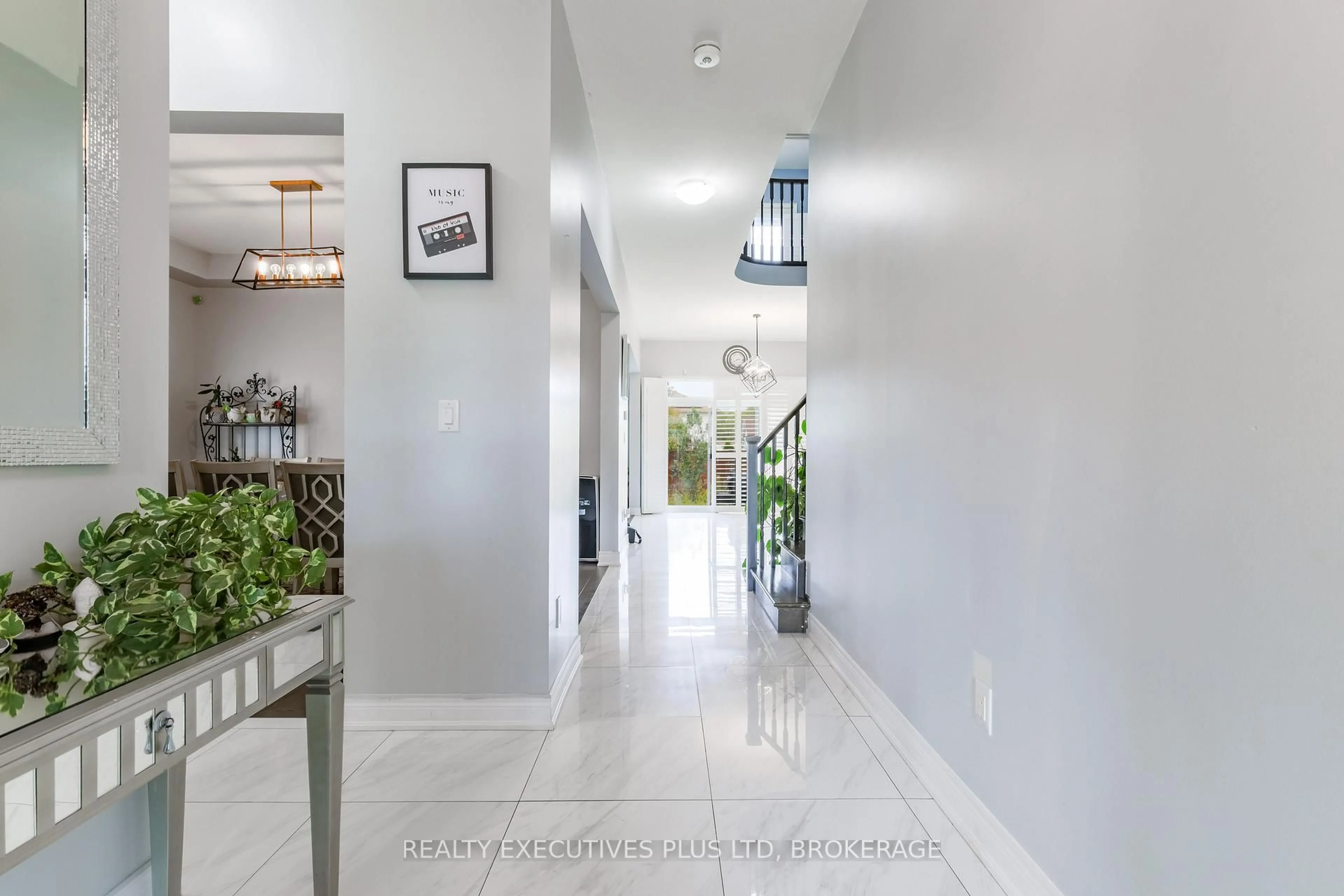 Indoor foyer for 9211 Tallgrass Ave, Niagara Falls Ontario L2G 0A4