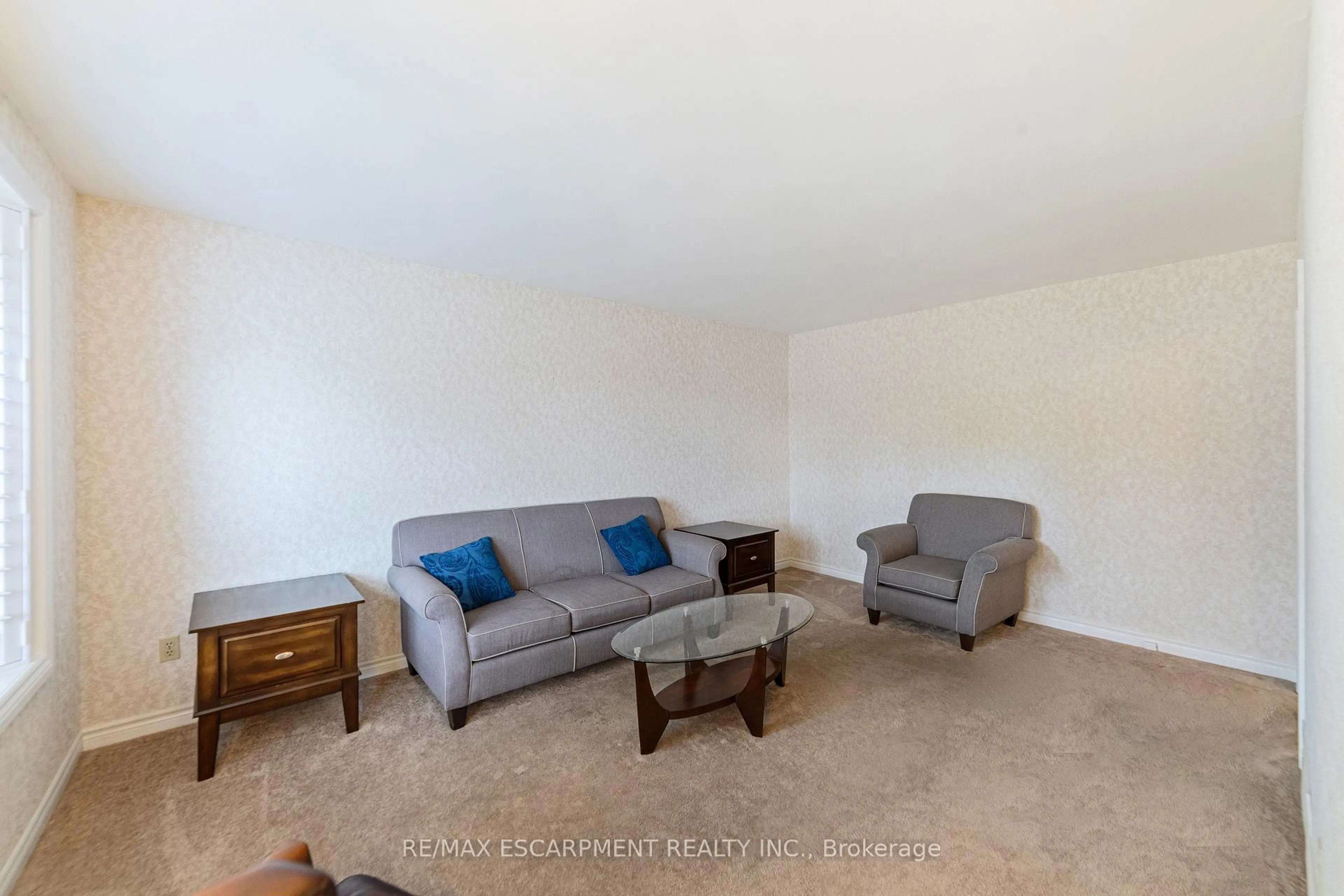 Living room with furniture, unknown for 111 BOSTON Cres, Hamilton Ontario L8T 4N1