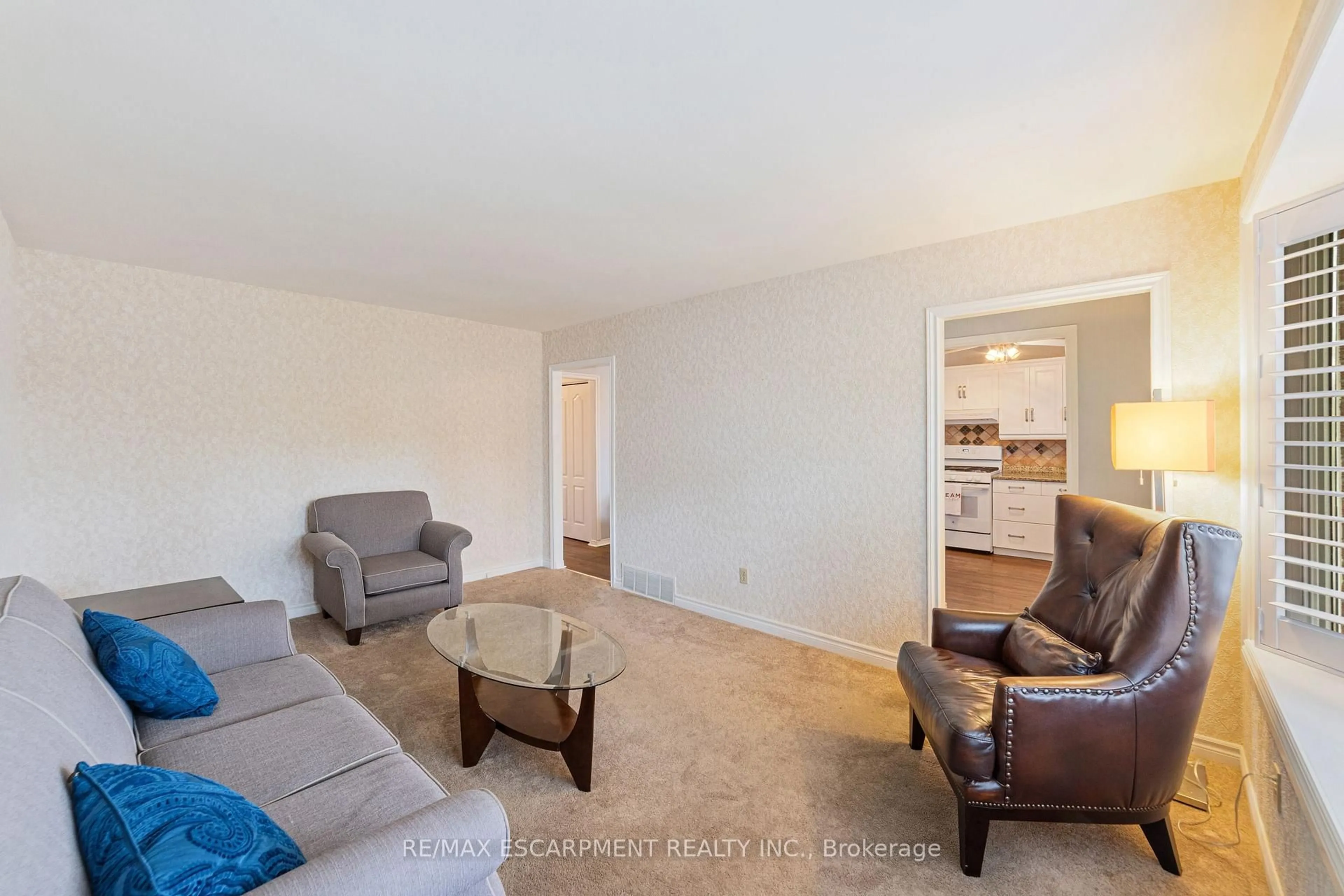Living room with furniture, unknown for 111 BOSTON Cres, Hamilton Ontario L8T 4N1