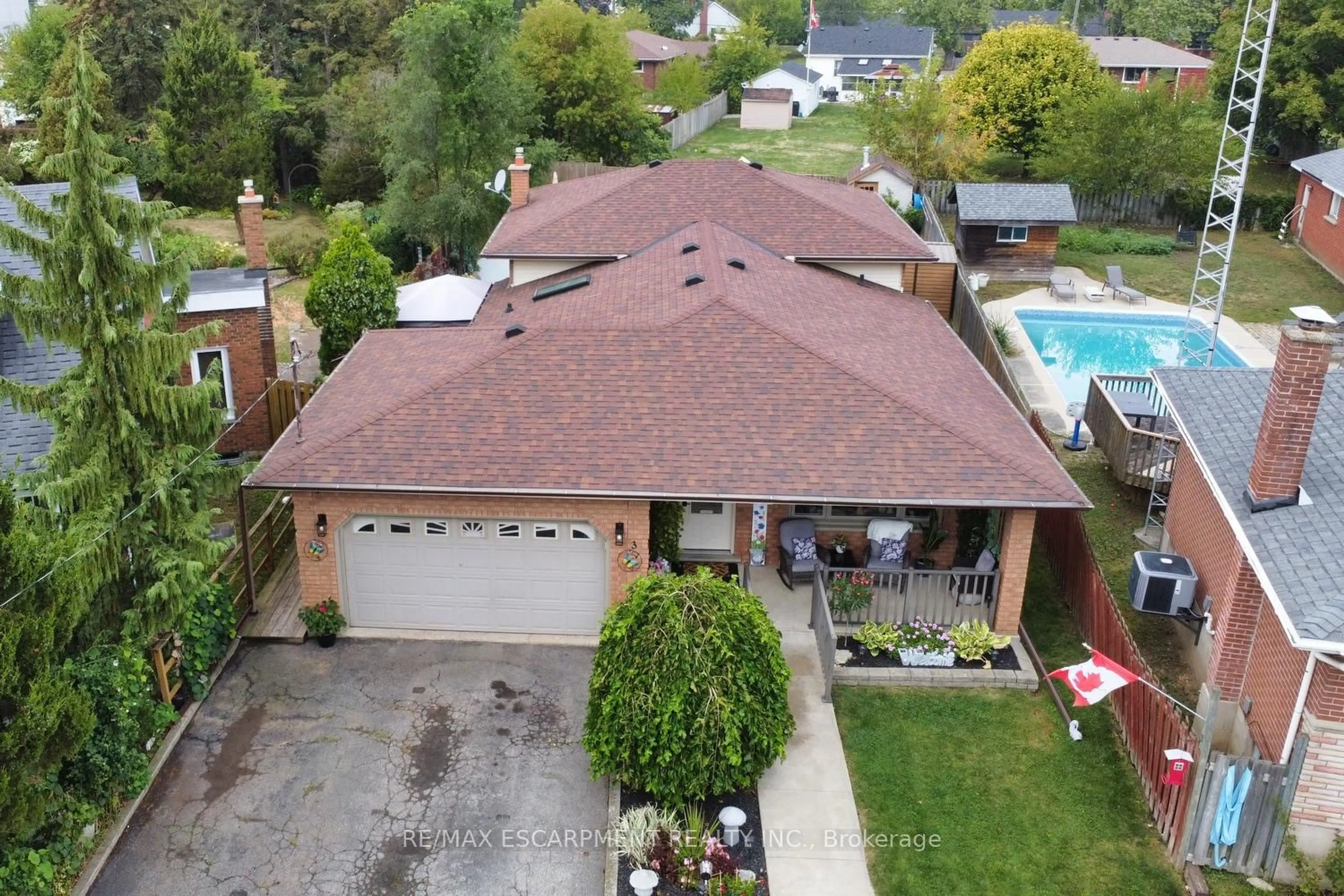 A pic from outside/outdoor area/front of a property/back of a property/a pic from drone, street for 3 Evelyn St, Brantford Ontario N3R 3G8