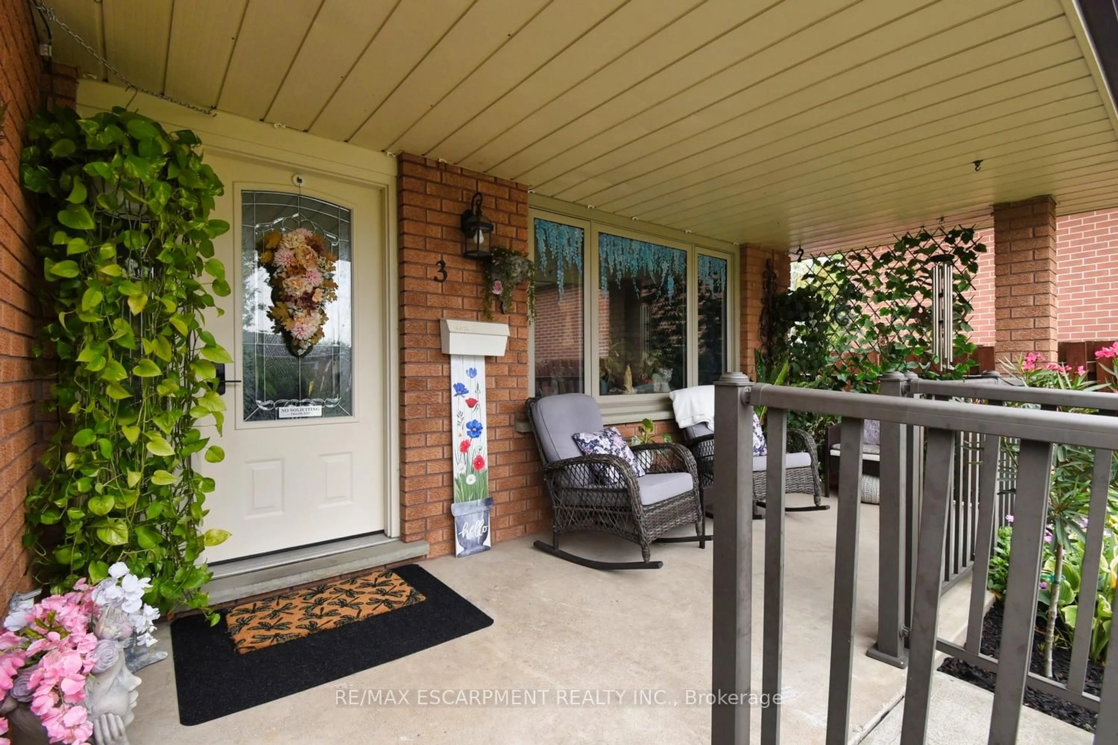 Indoor entryway for 3 Evelyn St, Brantford Ontario N3R 3G8
