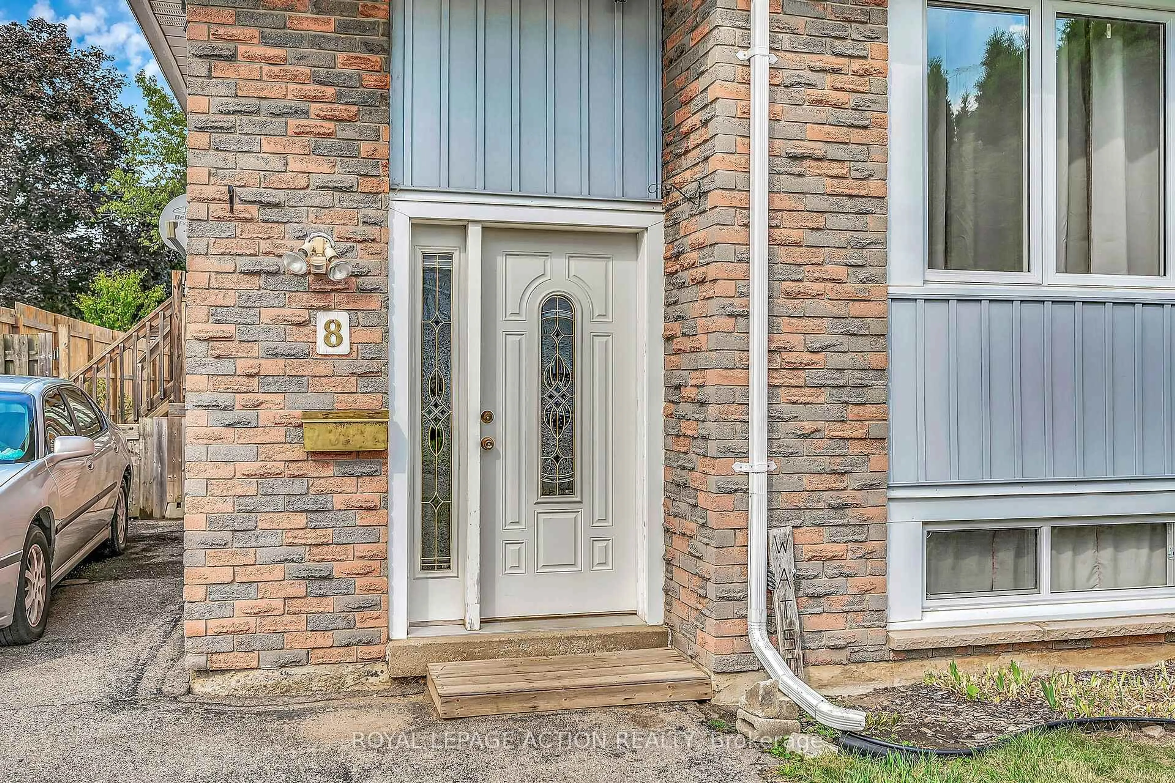 Indoor entryway for 8 Maple Cres, Brant Ontario N3L 3R4