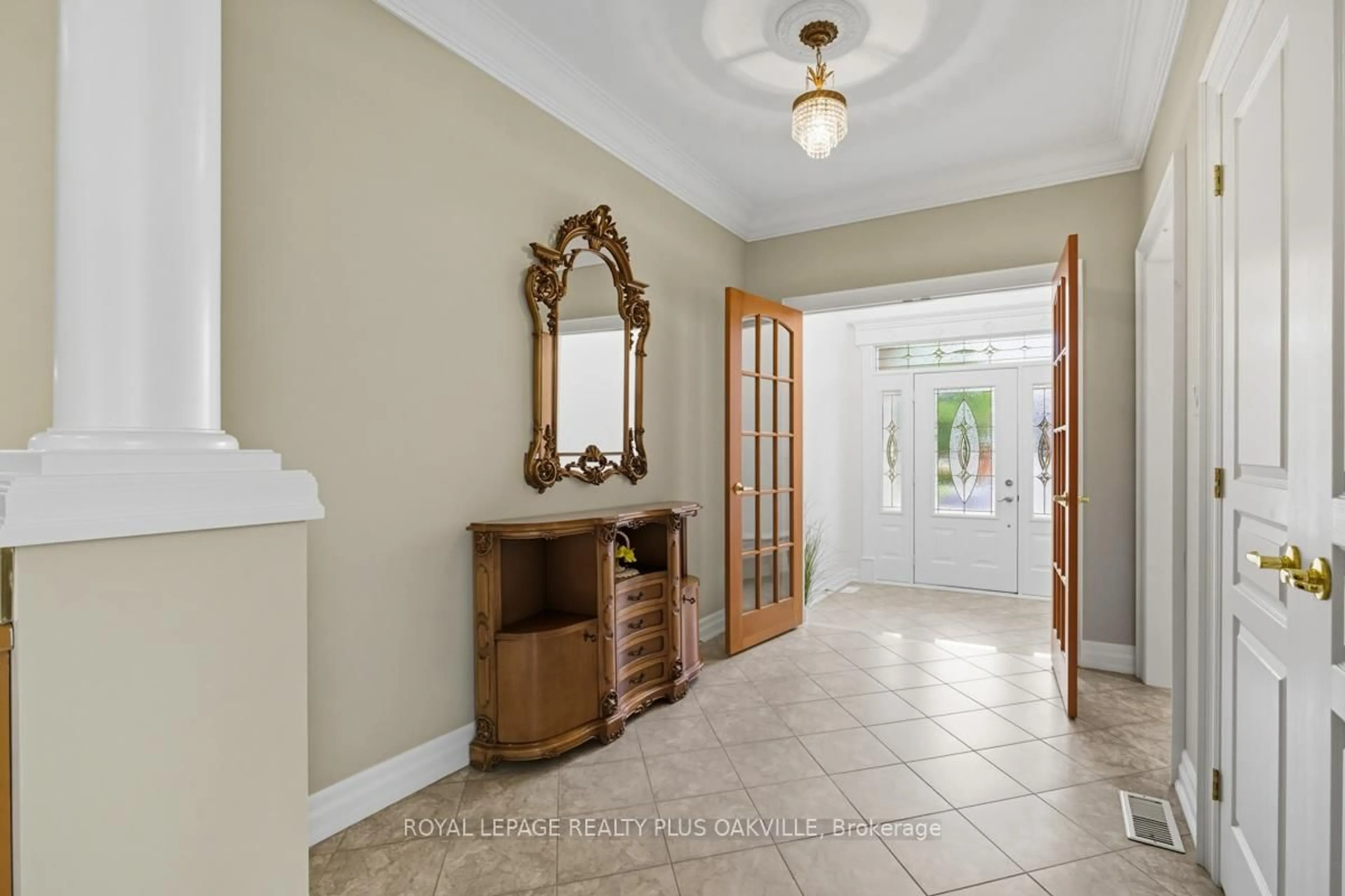 Indoor entryway for 195 Winona Rd, Hamilton Ontario L8E 5Y3