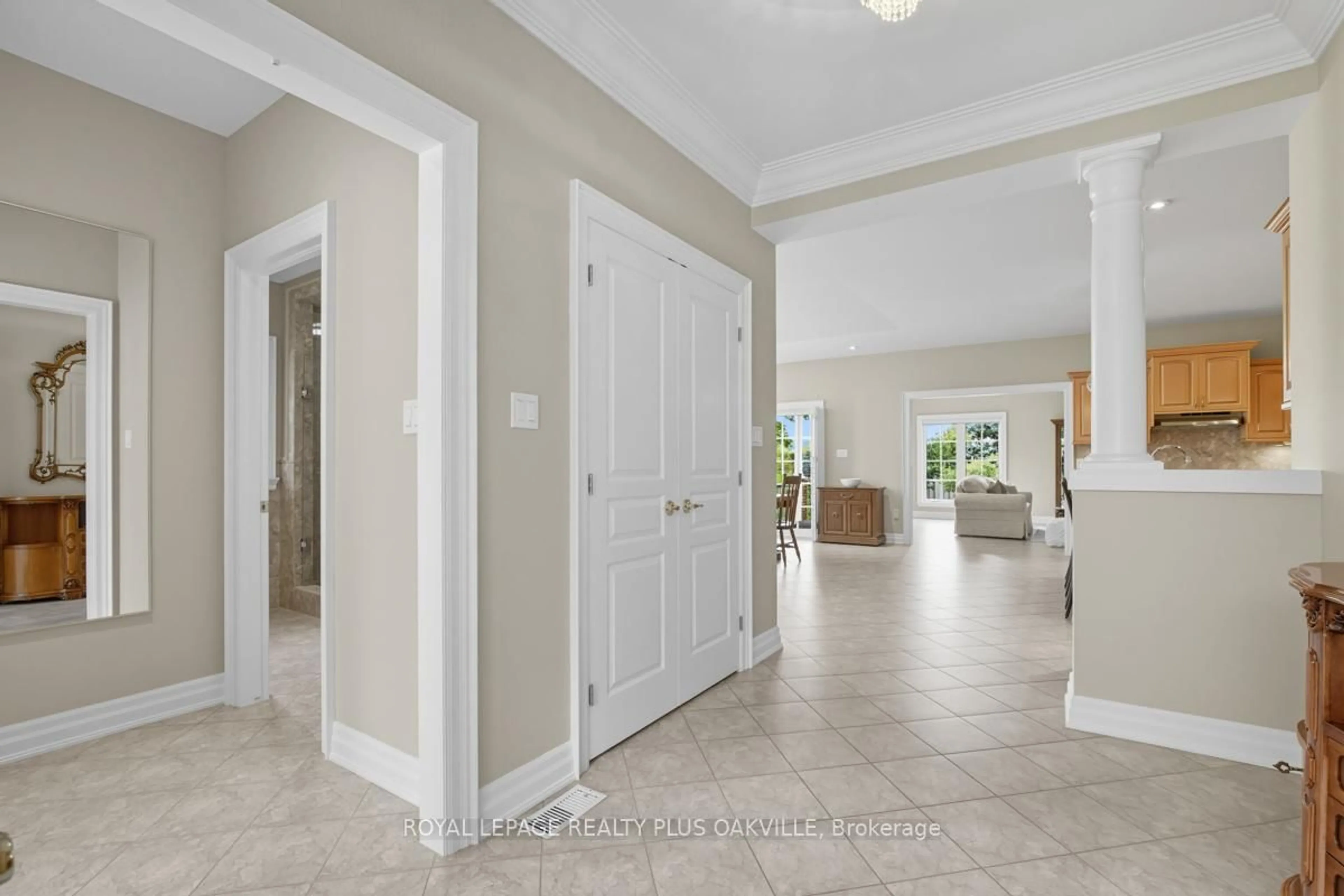 Indoor entryway for 195 Winona Rd, Hamilton Ontario L8E 5Y3