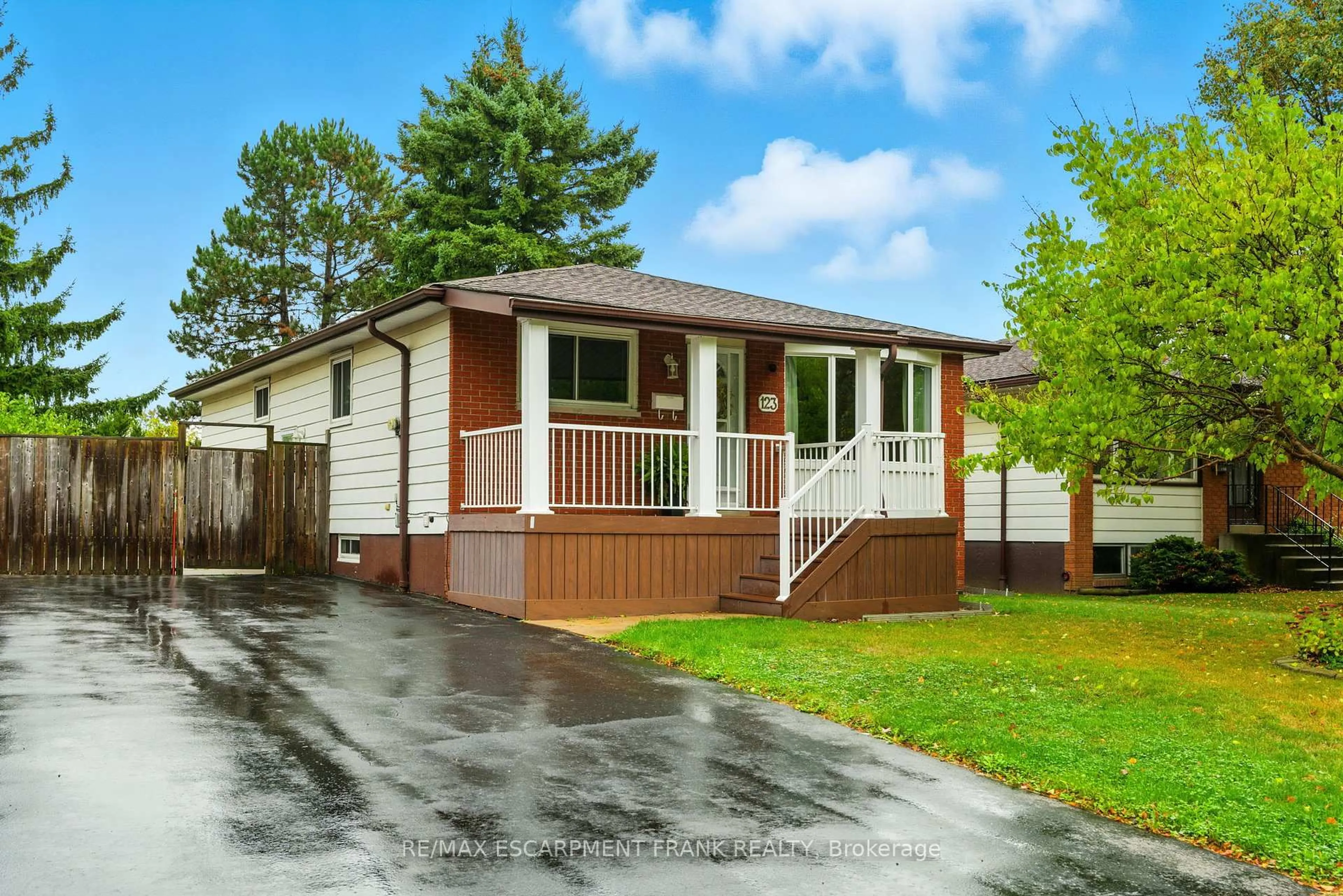 Home with vinyl exterior material, street for 123 Moxley Dr, Hamilton Ontario L8T 3Y8
