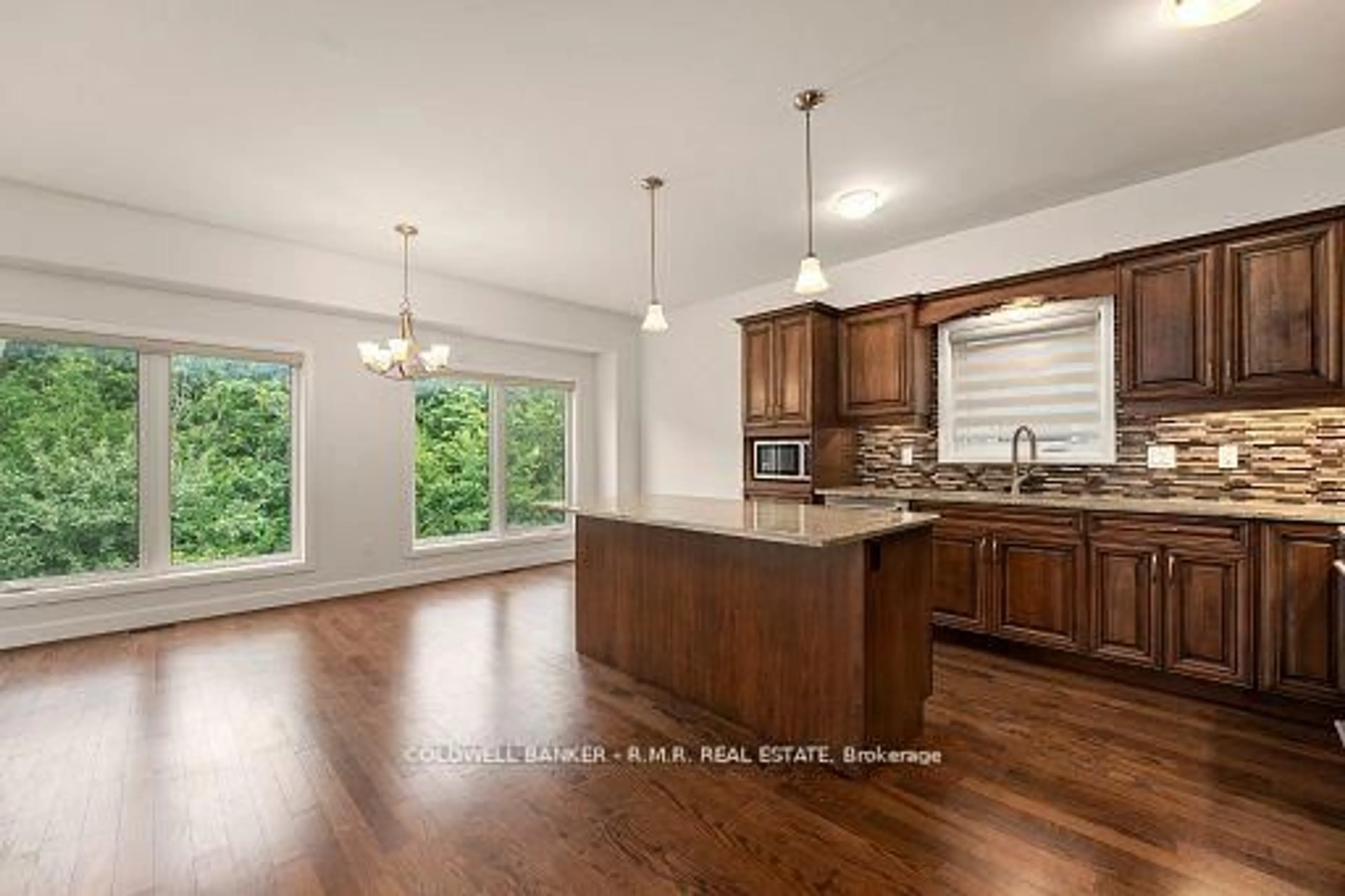 Open concept kitchen, wood/laminate floor for 60 Alcorn Dr, Kawartha Lakes Ontario K9V 0M7