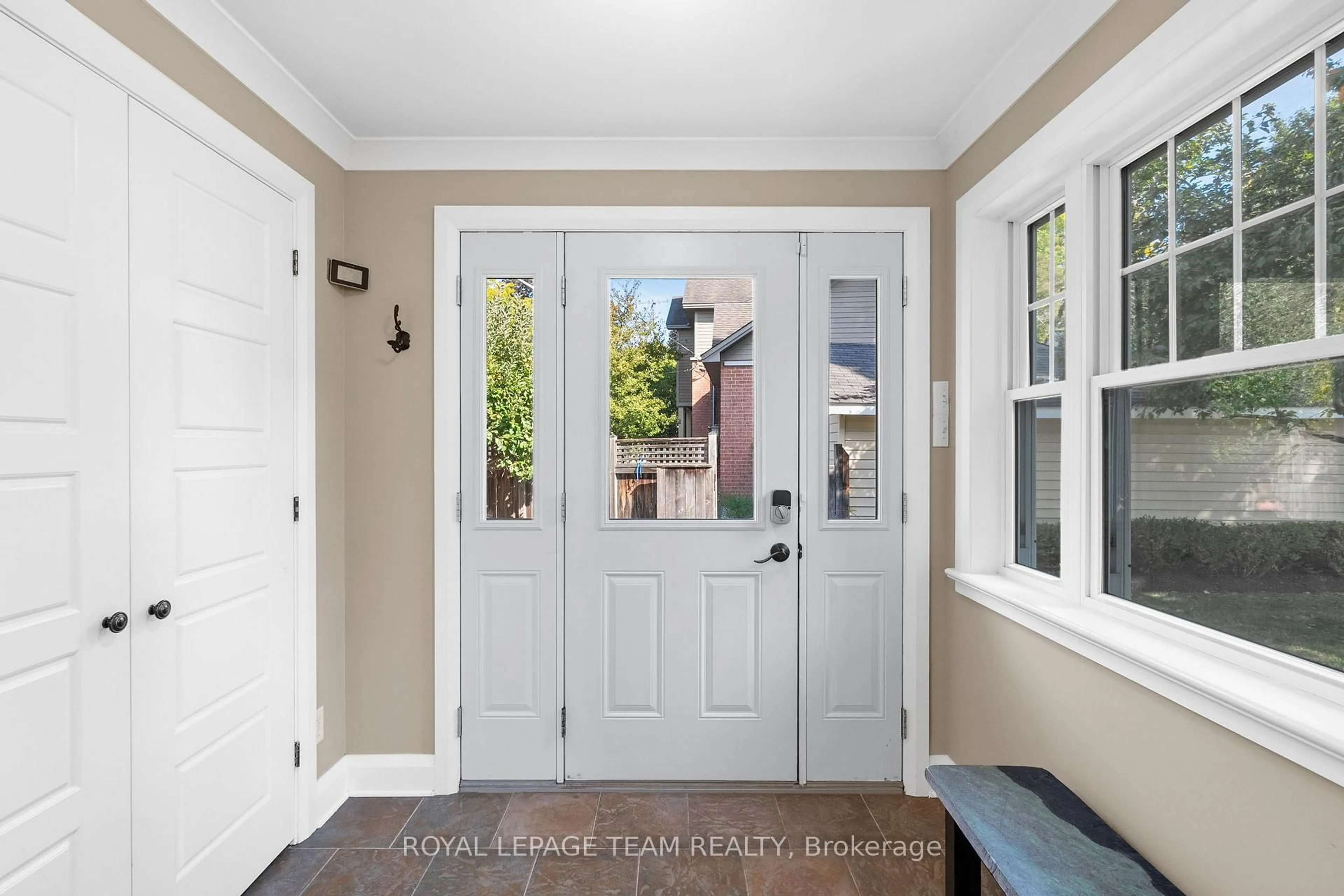 Indoor entryway for 175 Springfield Rd, Ottawa Ontario K1M 1C4