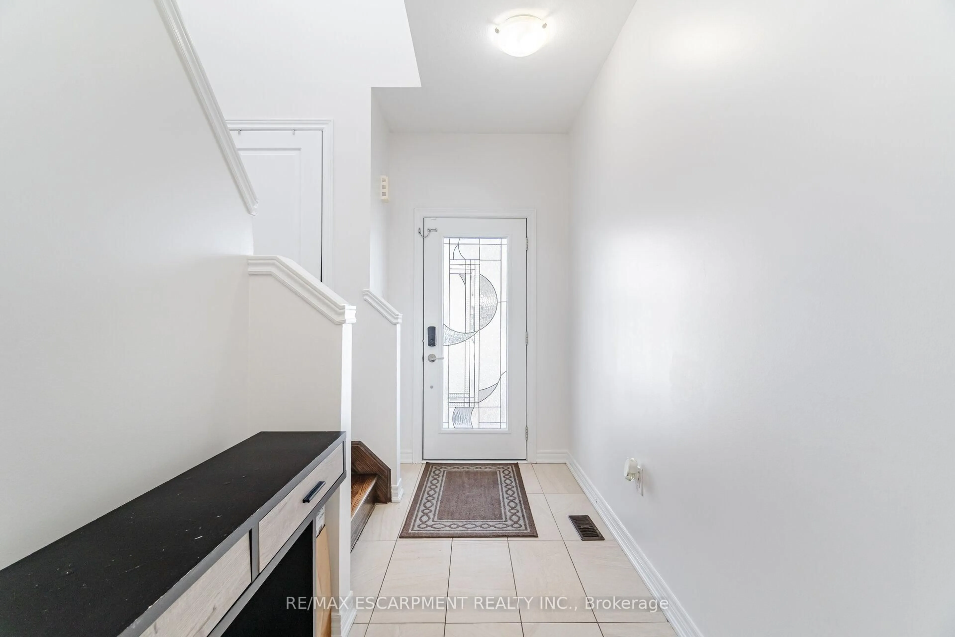 Indoor entryway for 136 Westbank Tr, Hamilton Ontario L8J 1R5
