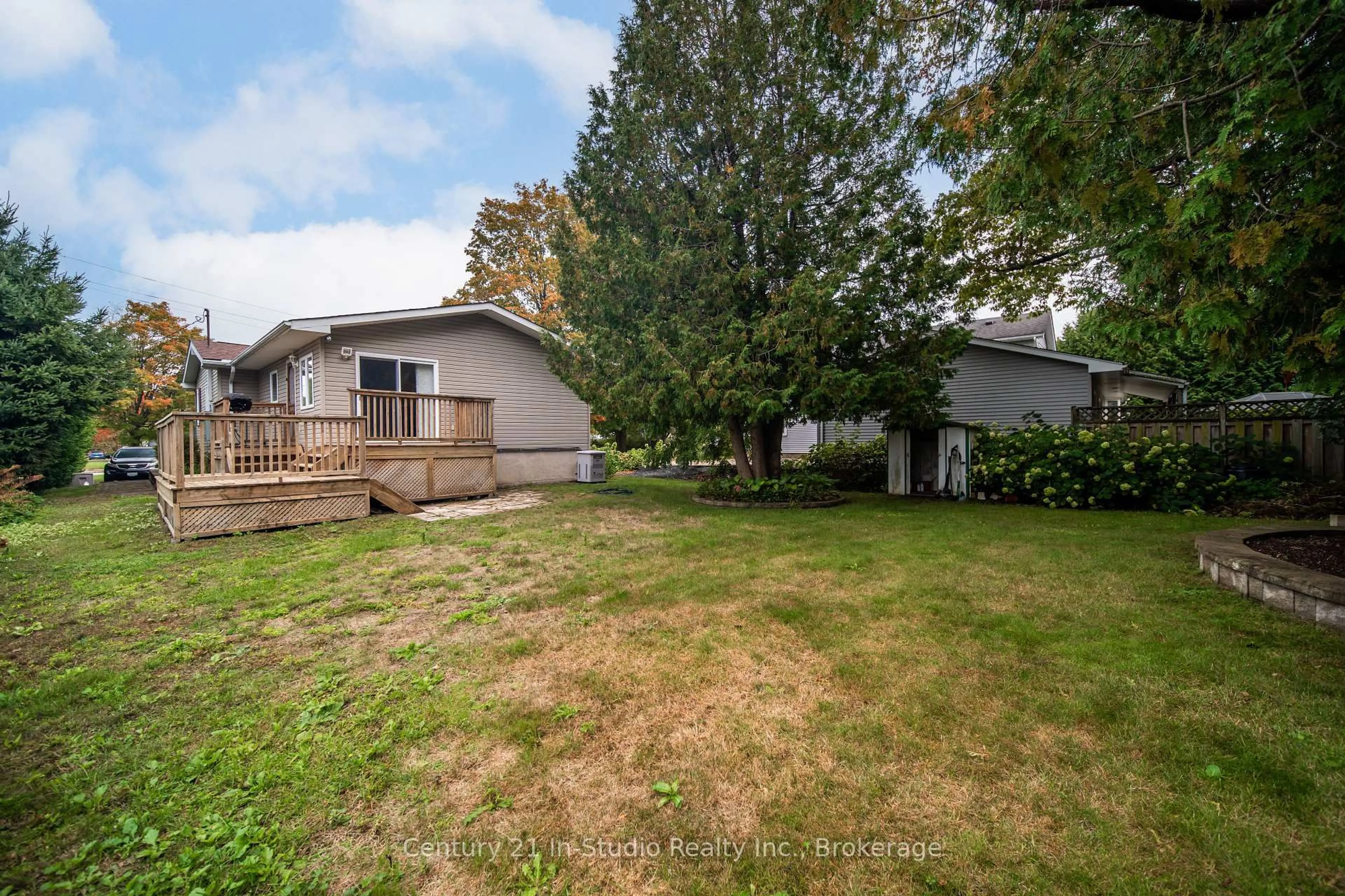 A pic from outside/outdoor area/front of a property/back of a property/a pic from drone, unknown for 359 High St, Saugeen Shores Ontario N0H 2L0