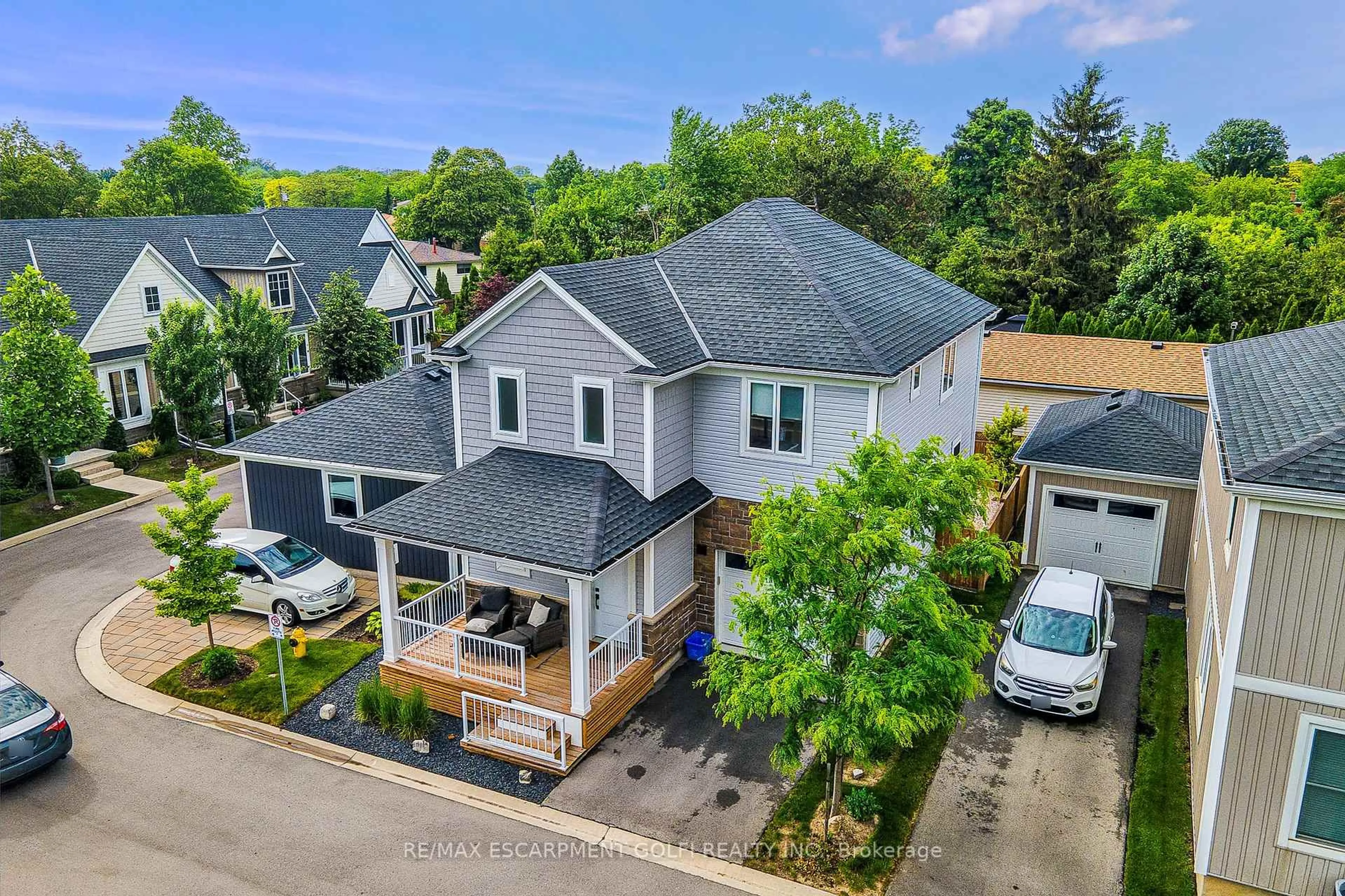 A pic from outside/outdoor area/front of a property/back of a property/a pic from drone, street for 9 Princeton Common, St. Catharines Ontario L2N 2H2