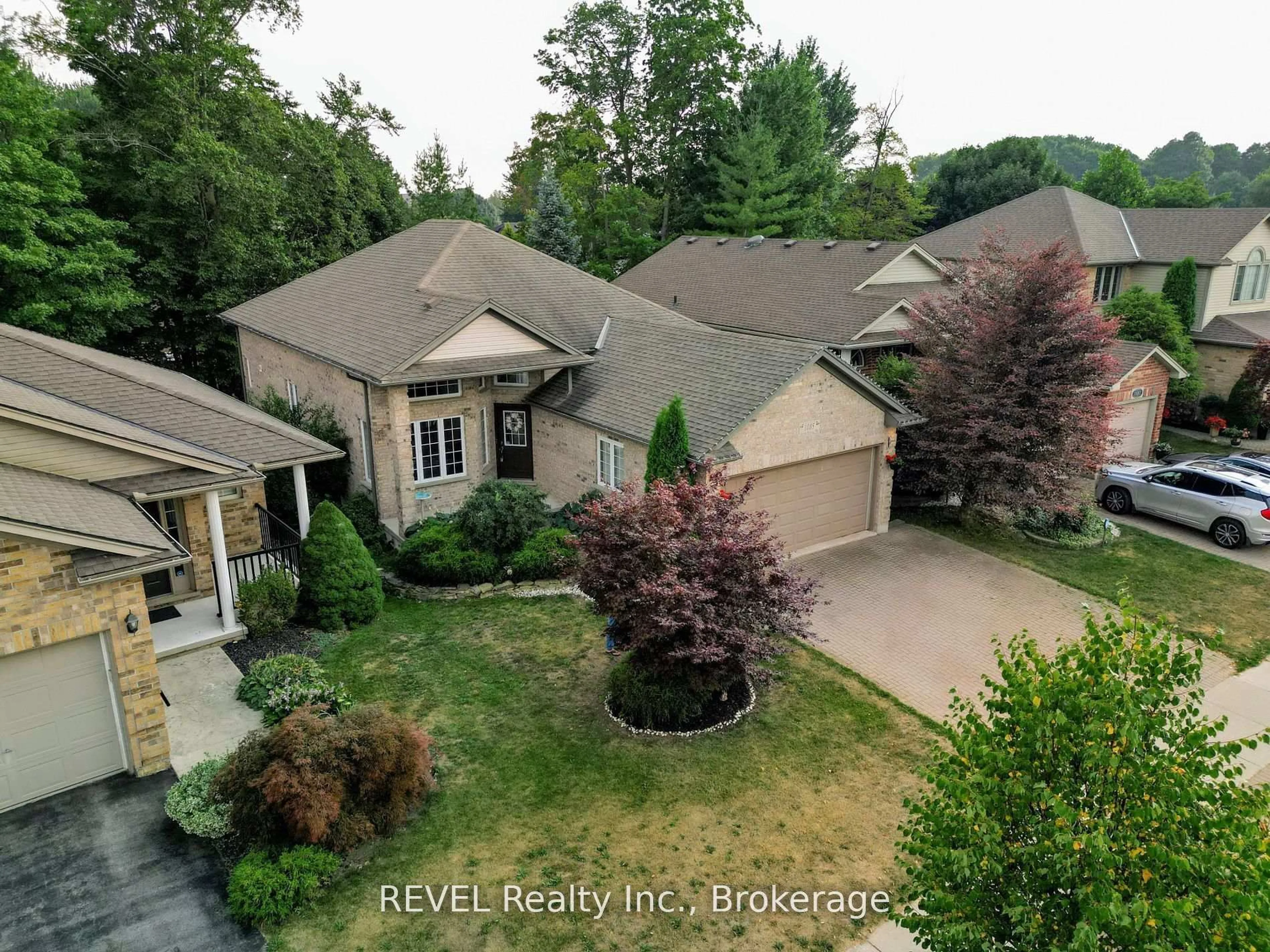 A pic from outside/outdoor area/front of a property/back of a property/a pic from drone, street for 1085 South Wenige Dr, London North Ontario N5X 4G5