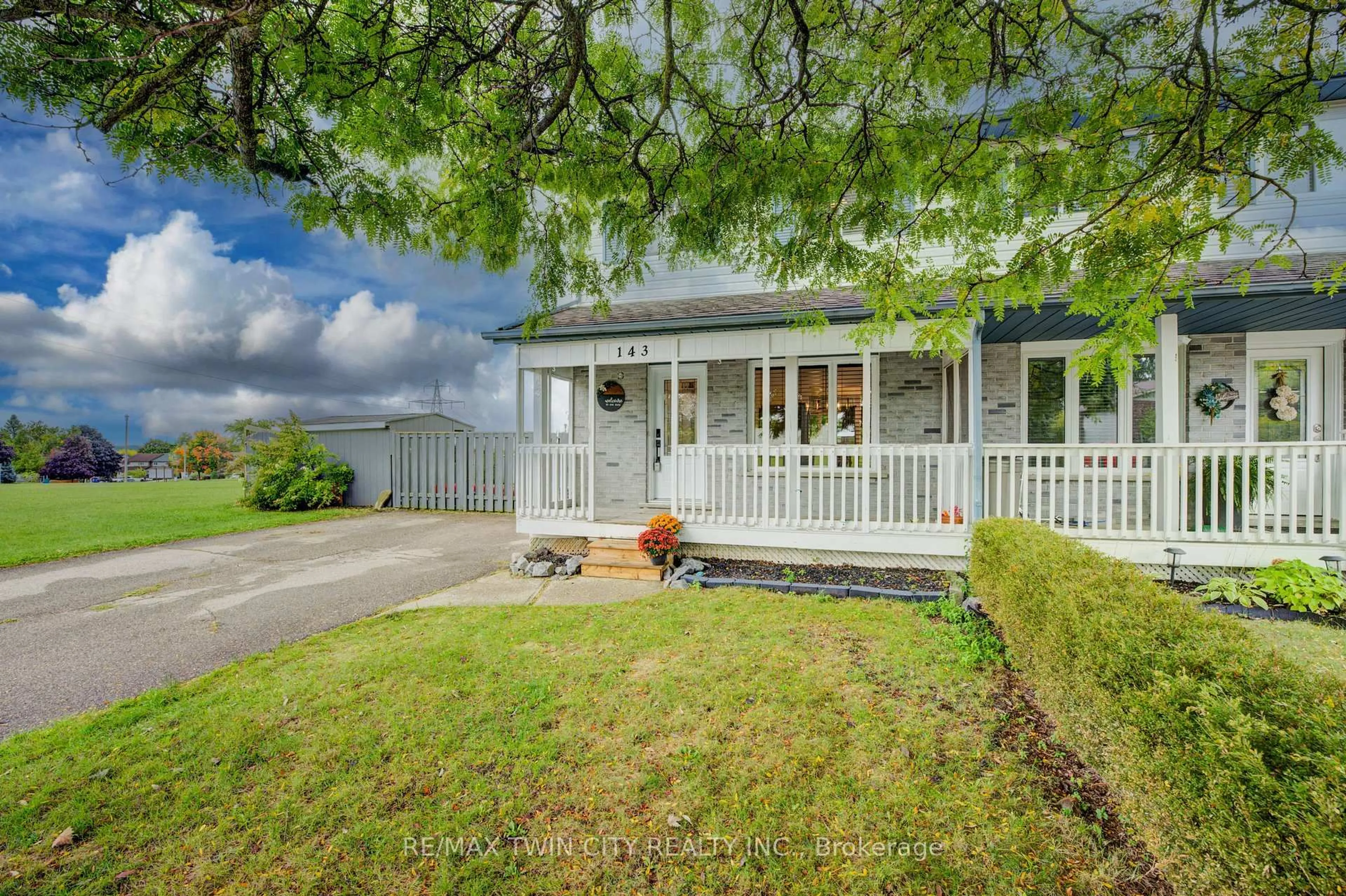 A pic from outside/outdoor area/front of a property/back of a property/a pic from drone, street for 143 Dyer Crt, Cambridge Ontario N3C 4B9