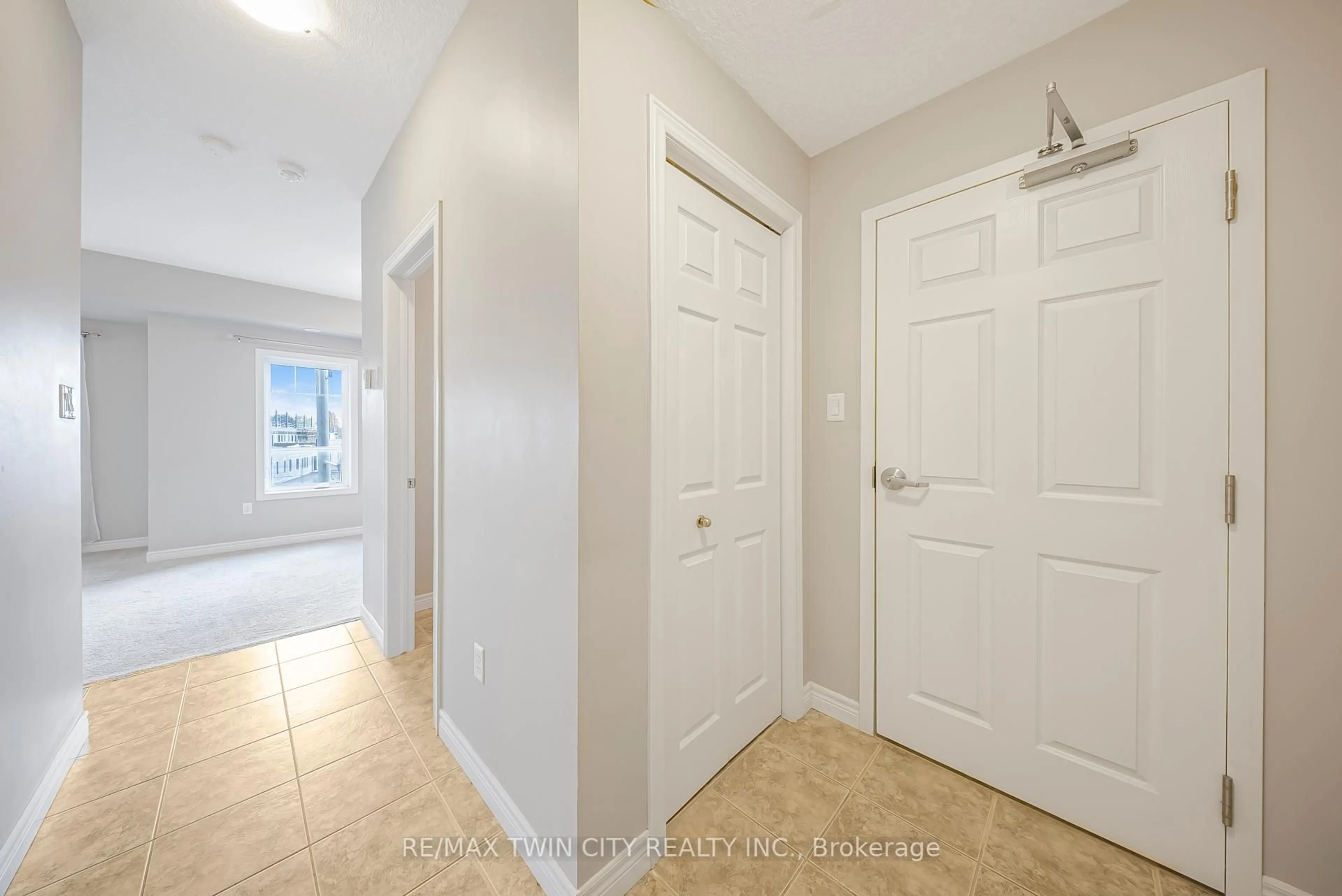 Indoor entryway for 1108 Fairway Rd #C, Kitchener Ontario N2A 0J3