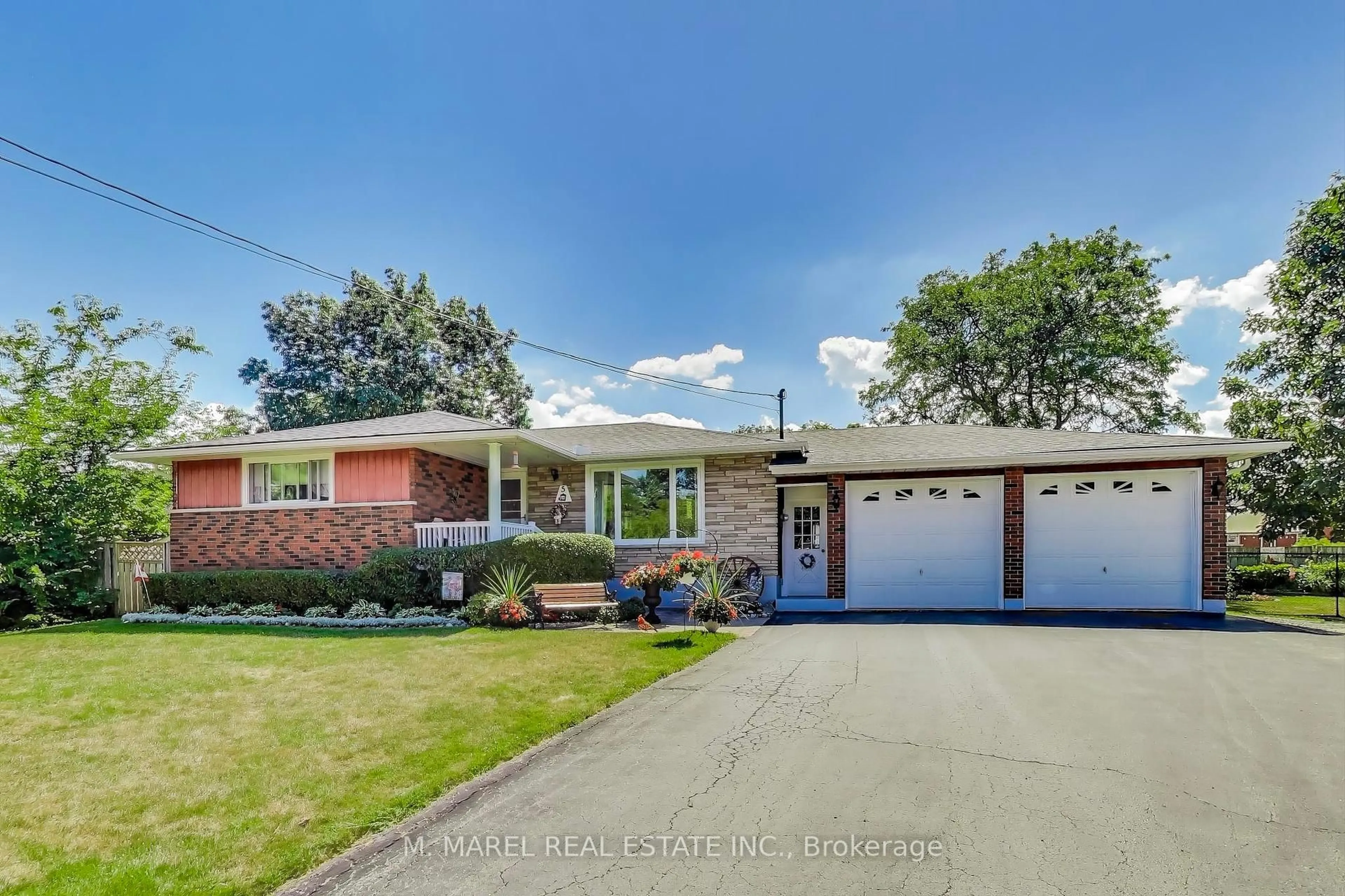 Home with brick exterior material, street for 5 Woodsview Pl, Grimsby Ontario L3M 2H1