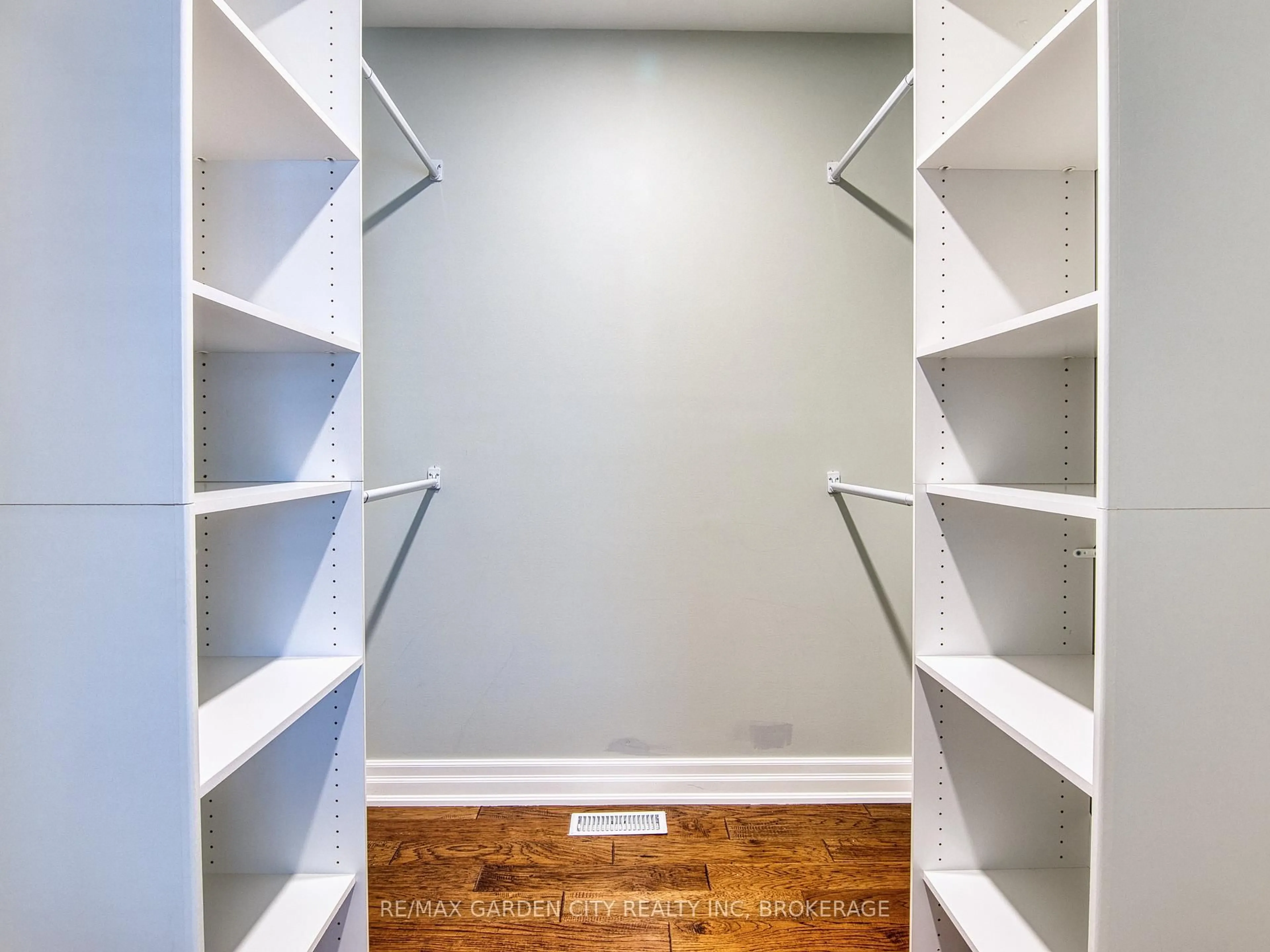 Storage room or clothes room or walk-in closet for 686 Lakeview Rd, Fort Erie Ontario L2A 4X1
