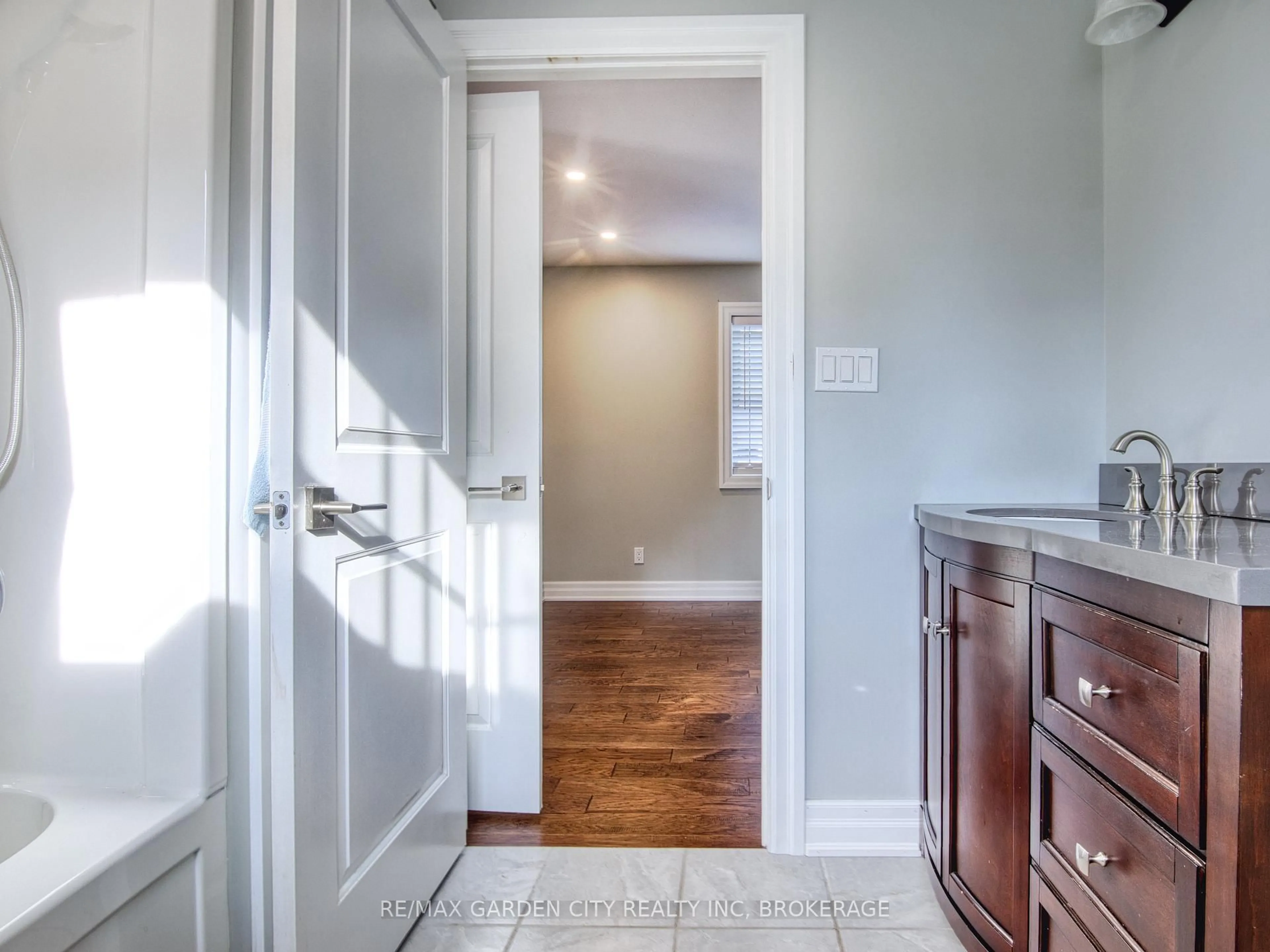 Indoor entryway for 686 Lakeview Rd, Fort Erie Ontario L2A 4X1
