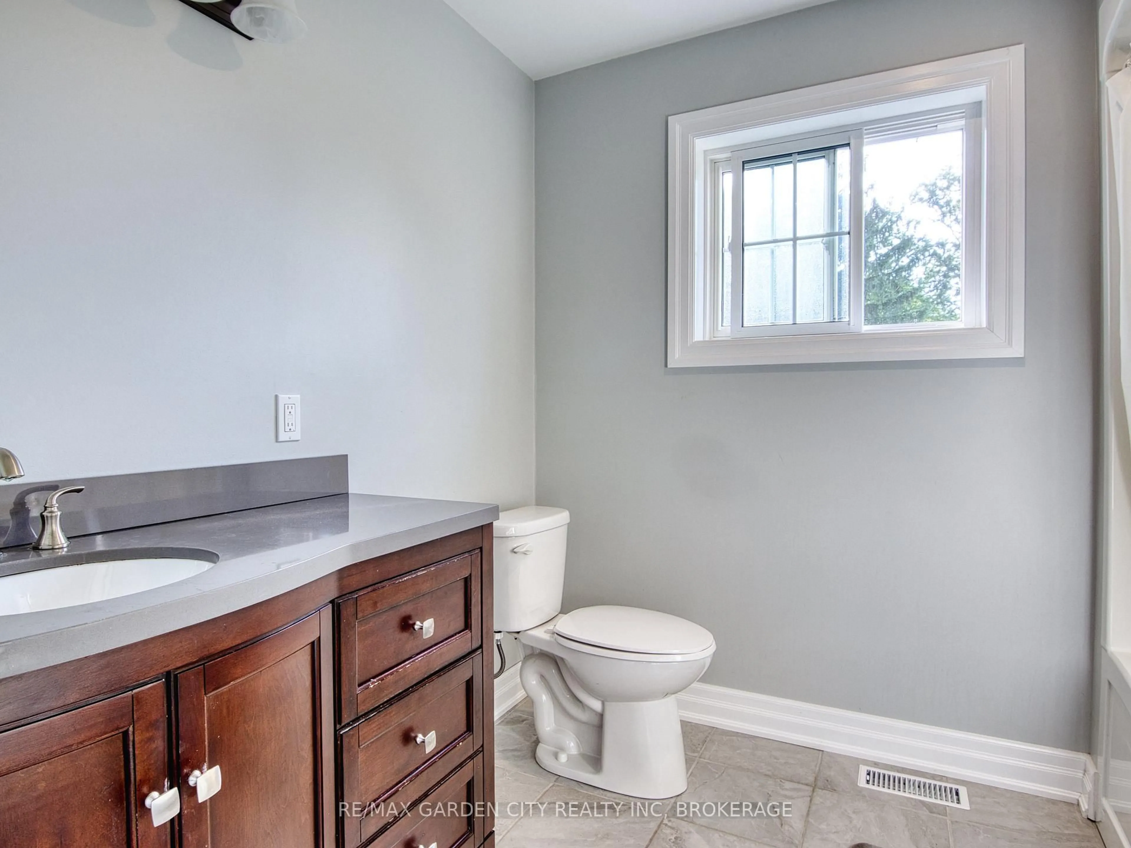 Standard bathroom, ceramic/tile floor for 686 Lakeview Rd, Fort Erie Ontario L2A 4X1