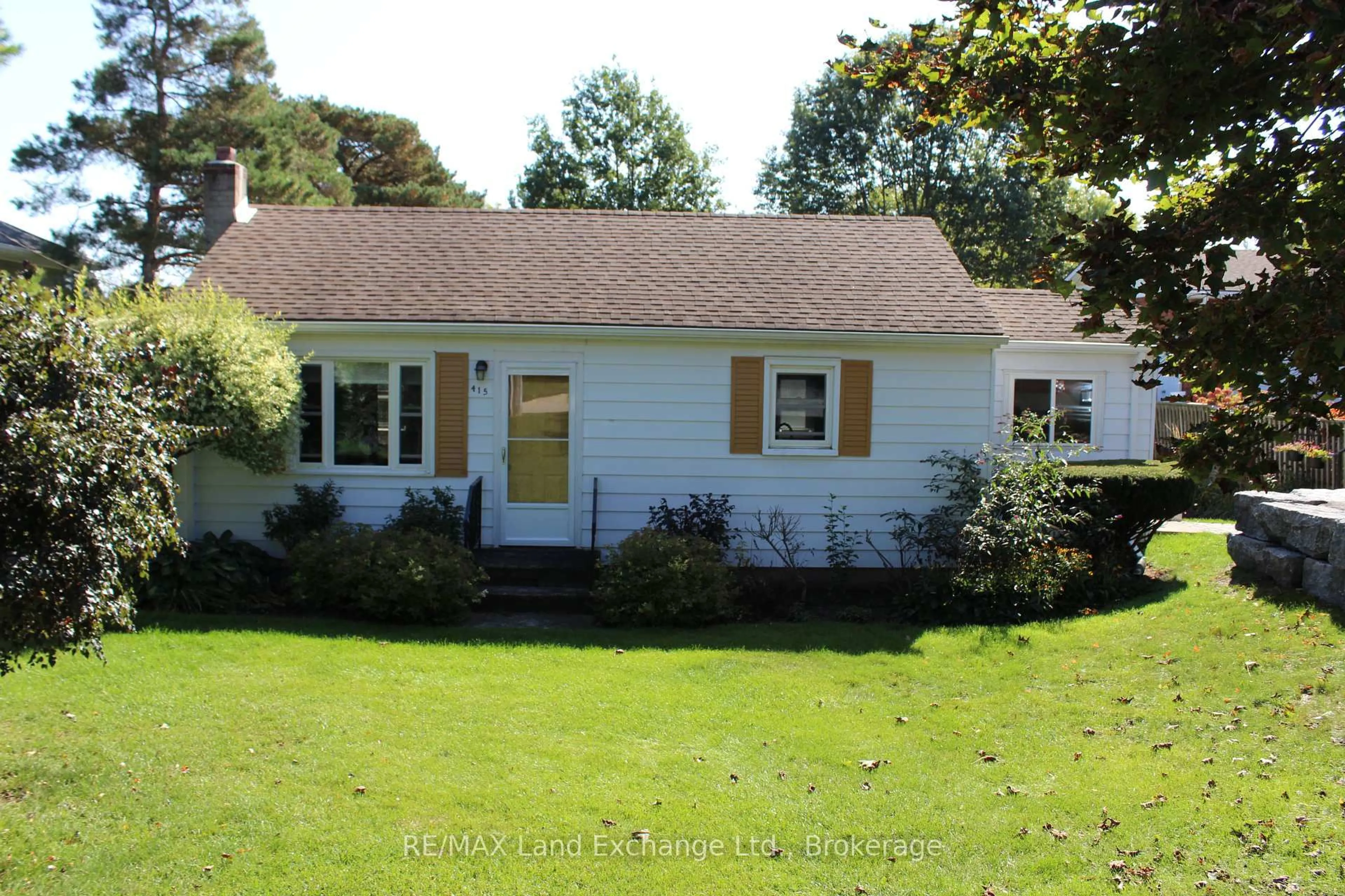 Home with vinyl exterior material, street for 415 Elgin St, Kincardine Ontario N2Z 2V4