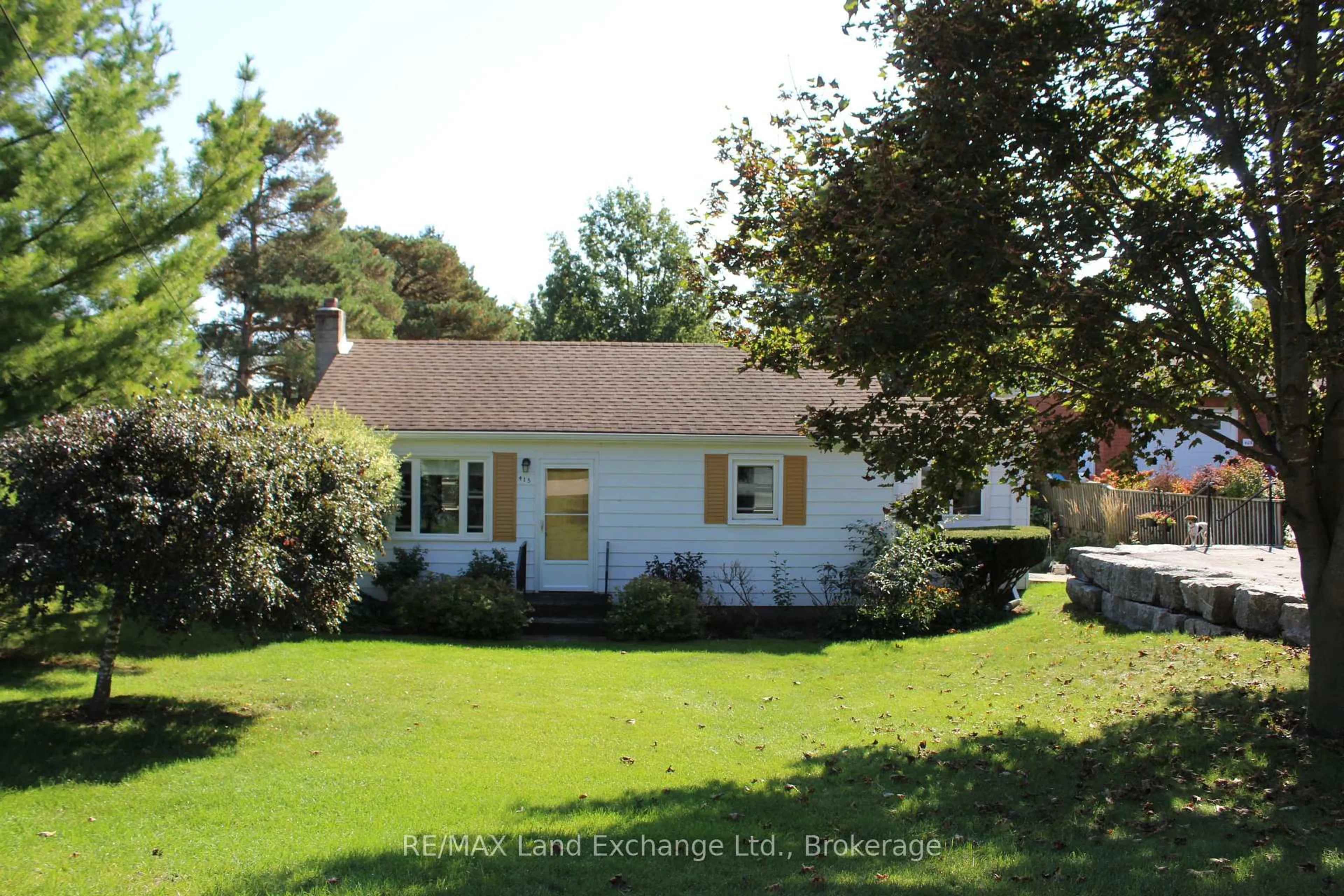Home with vinyl exterior material, street for 415 Elgin St, Kincardine Ontario N2Z 2V4