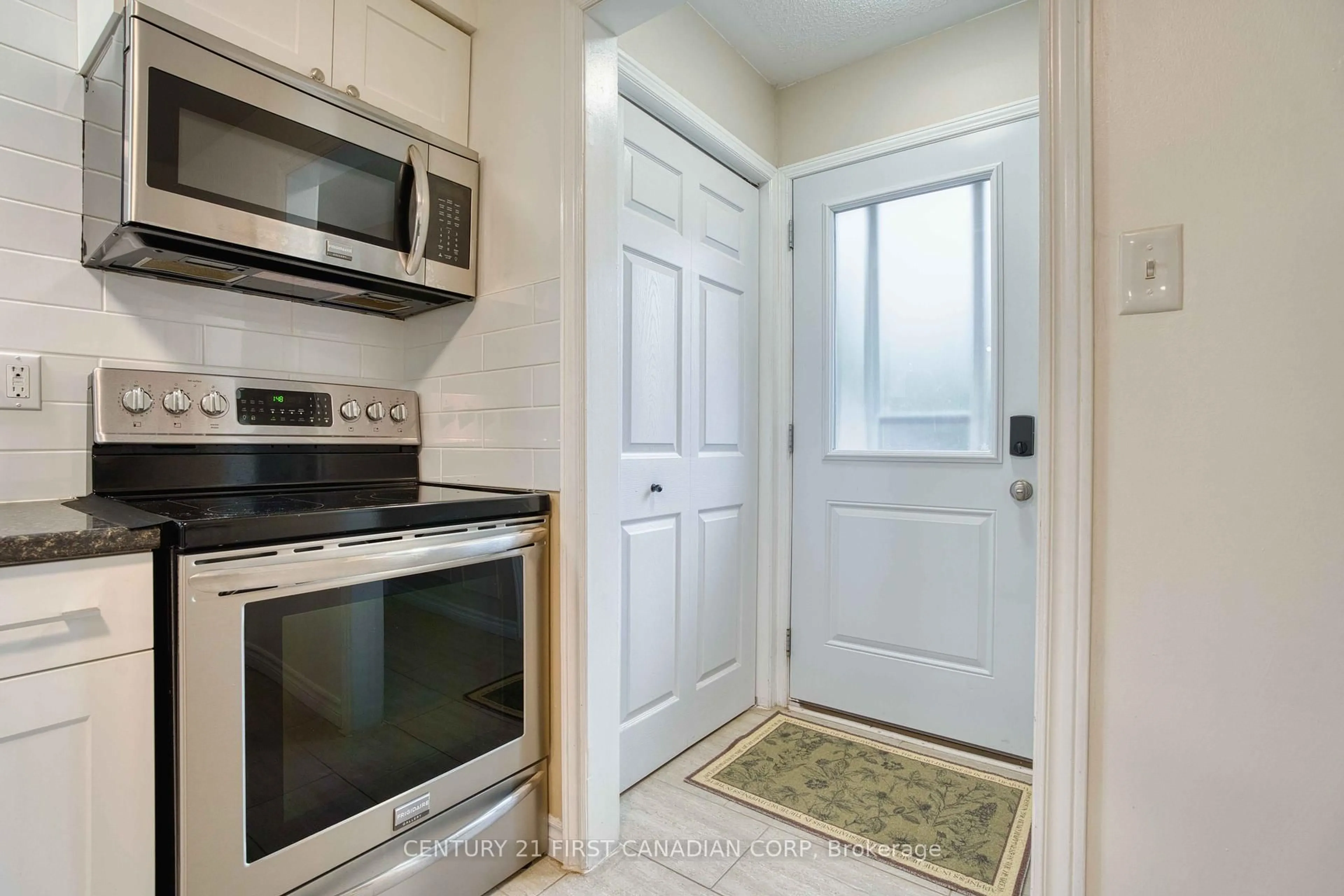 Standard kitchen, unknown for 400 Barker St, London East Ontario N5Y 5G6