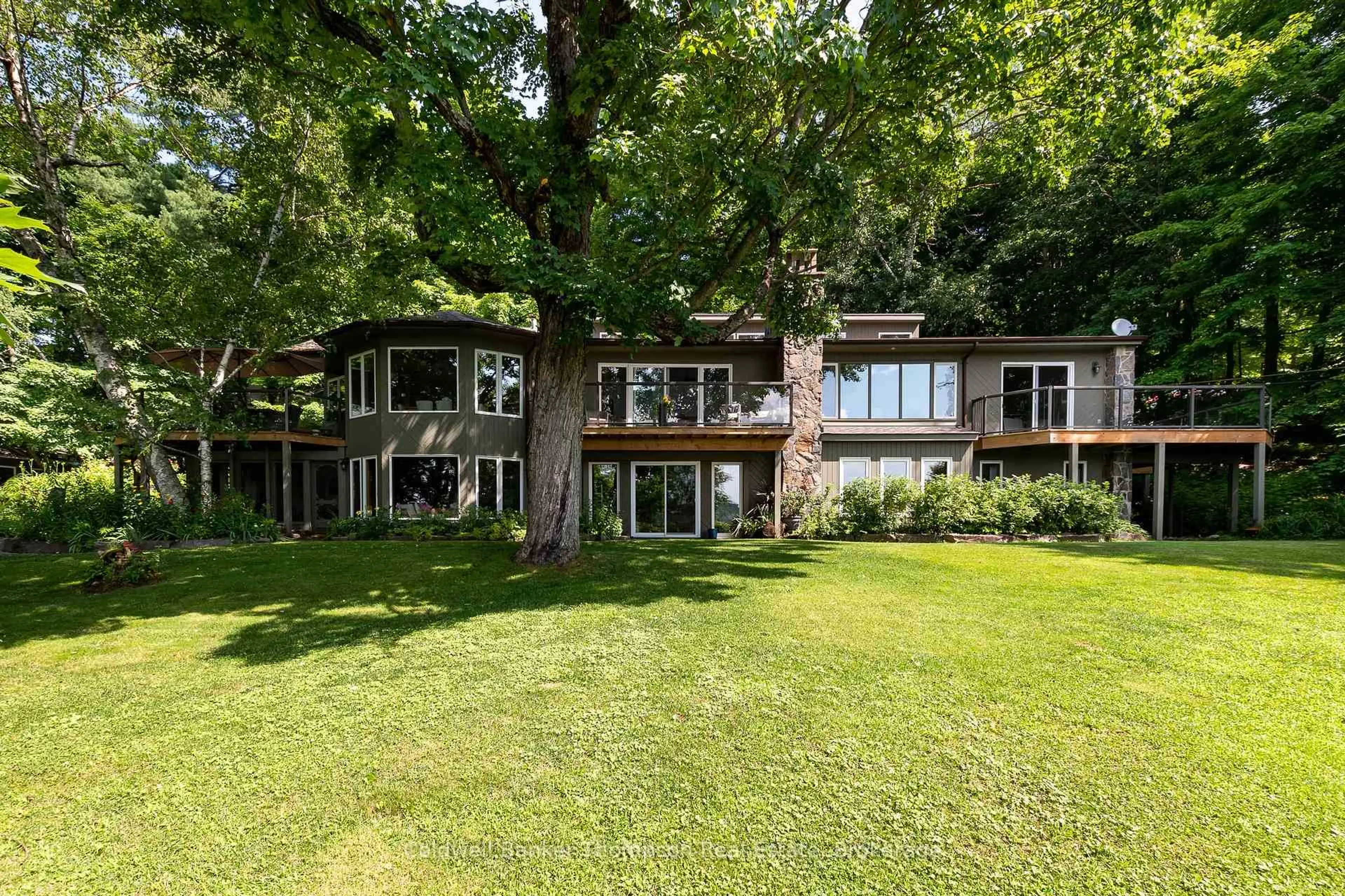 A pic from outside/outdoor area/front of a property/back of a property/a pic from drone, water/lake/river/ocean view for 54 Rowan Dr, Huntsville Ontario P1H 2J2