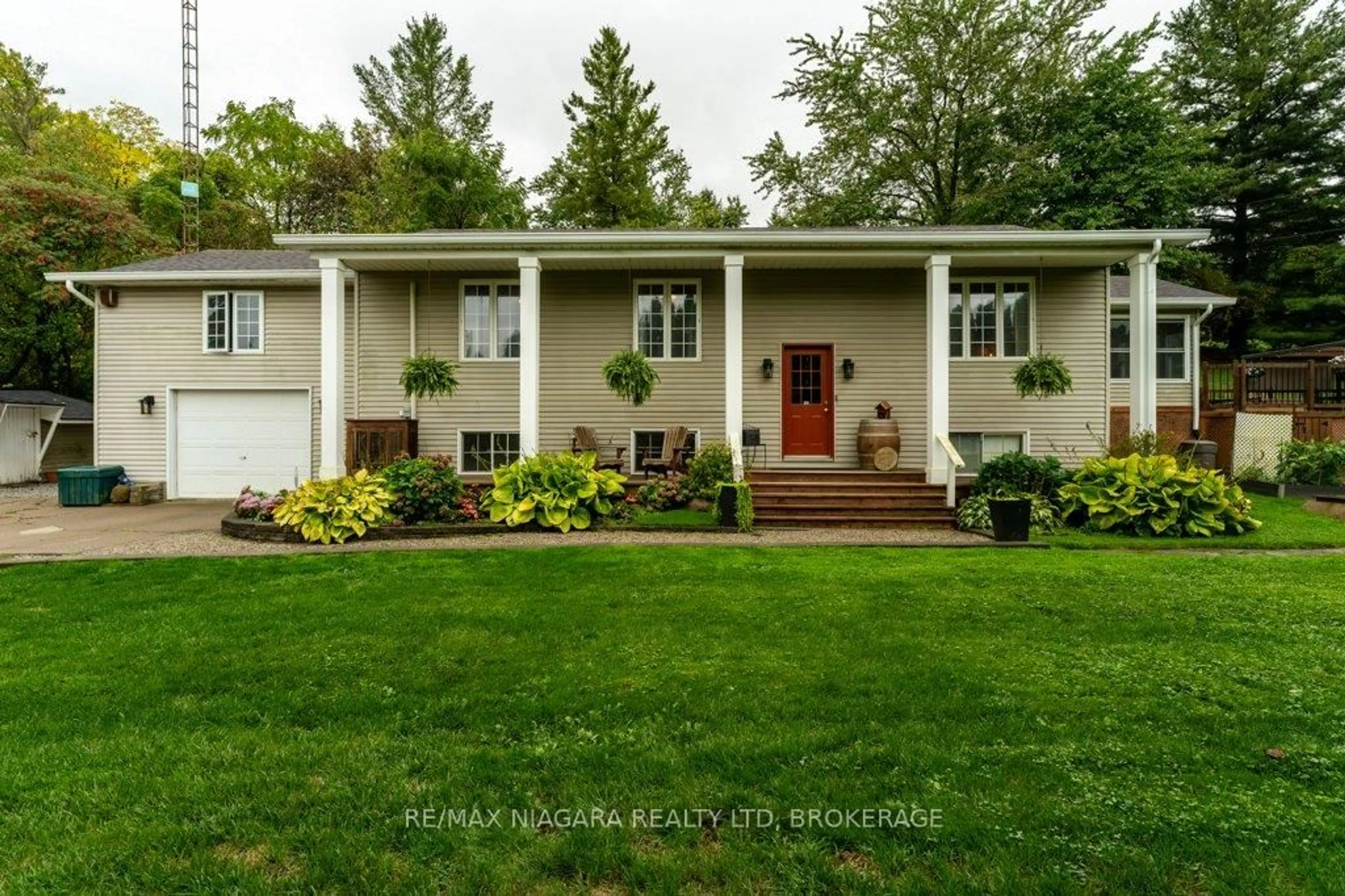 Home with vinyl exterior material, street for 2300 King St, Lincoln Ontario L2R 6P7