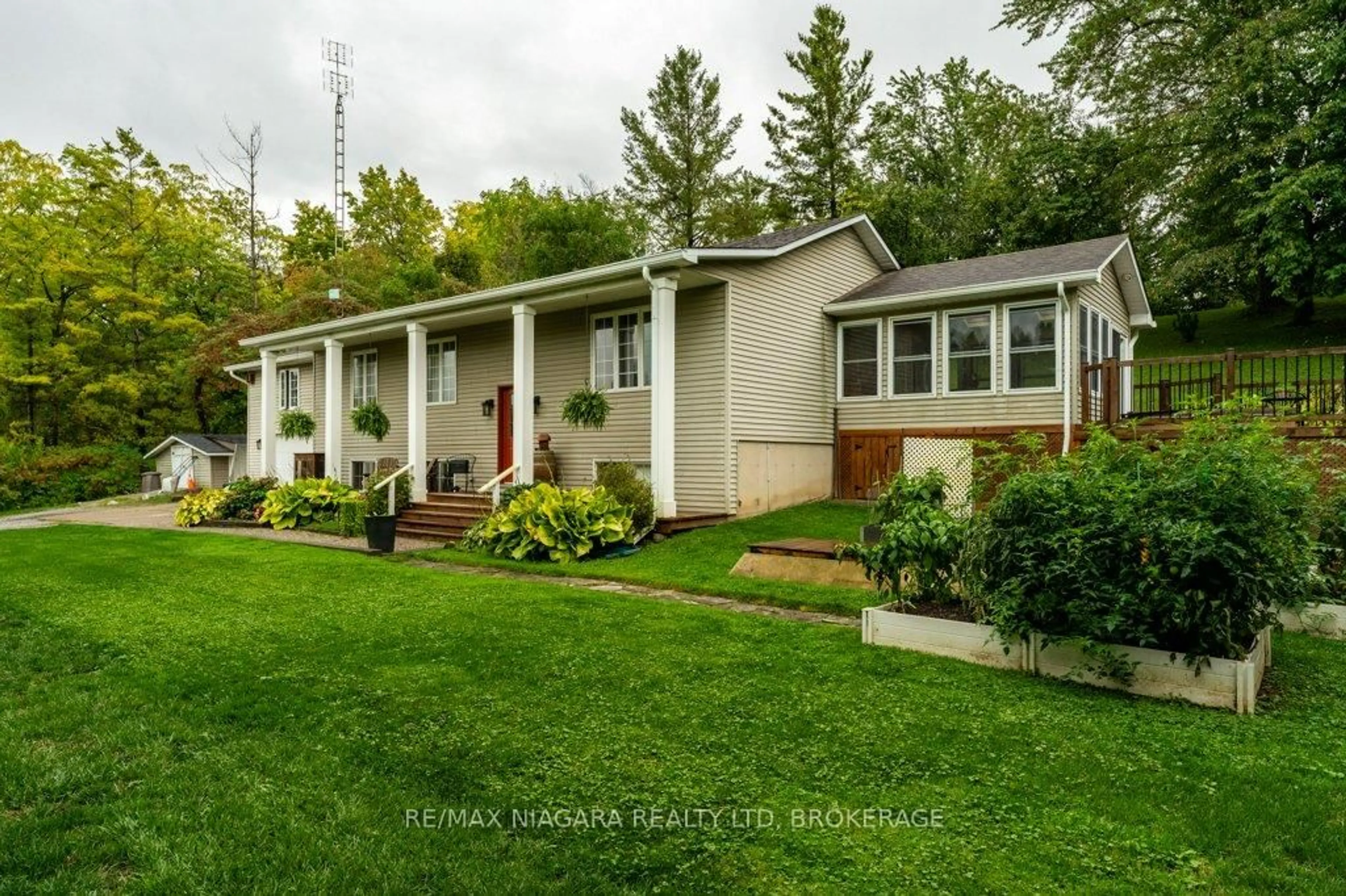 Home with vinyl exterior material, street for 2300 King St, Lincoln Ontario L2R 6P7
