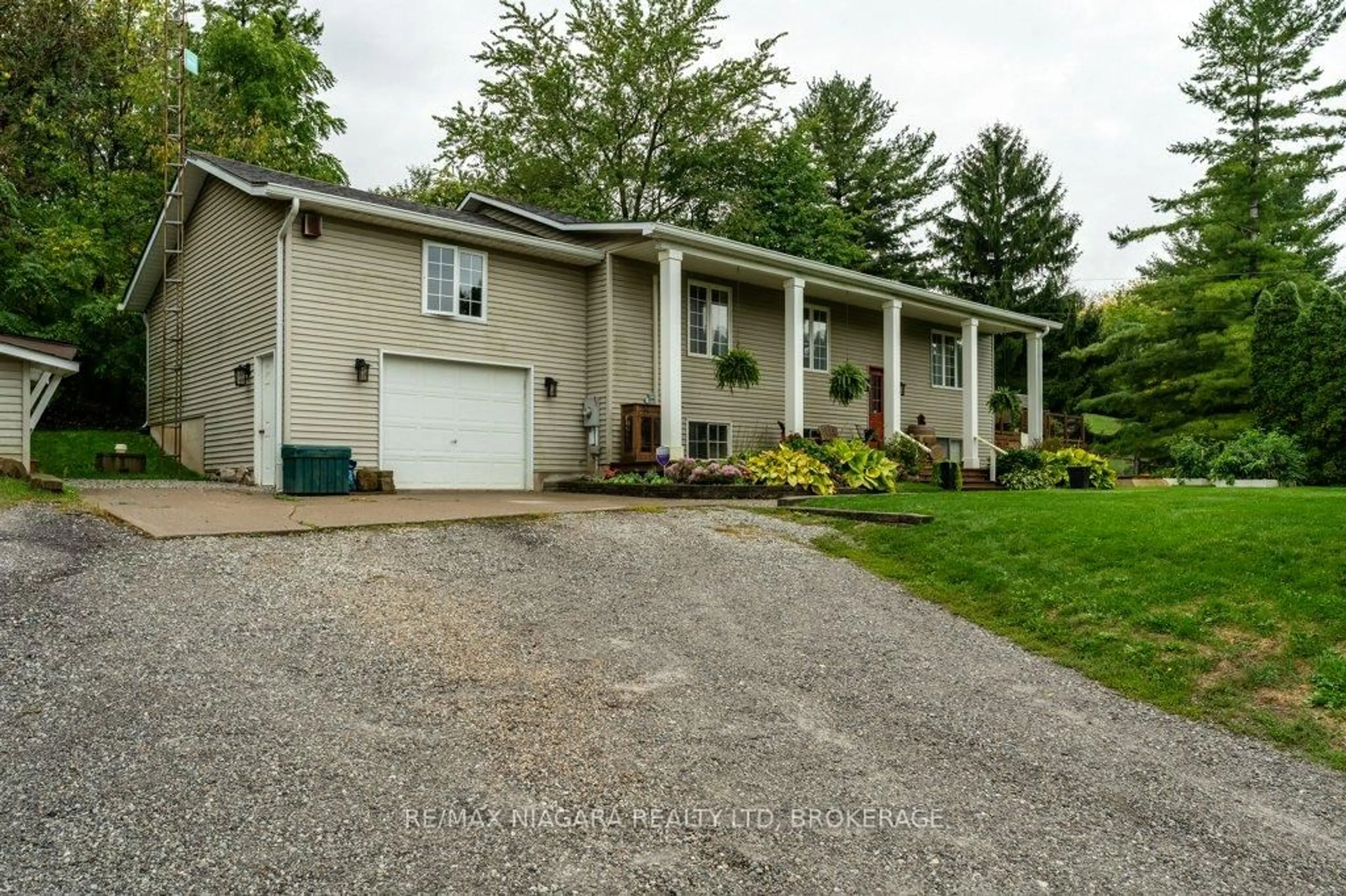 A pic from outside/outdoor area/front of a property/back of a property/a pic from drone, street for 2300 King St, Lincoln Ontario L2R 6P7