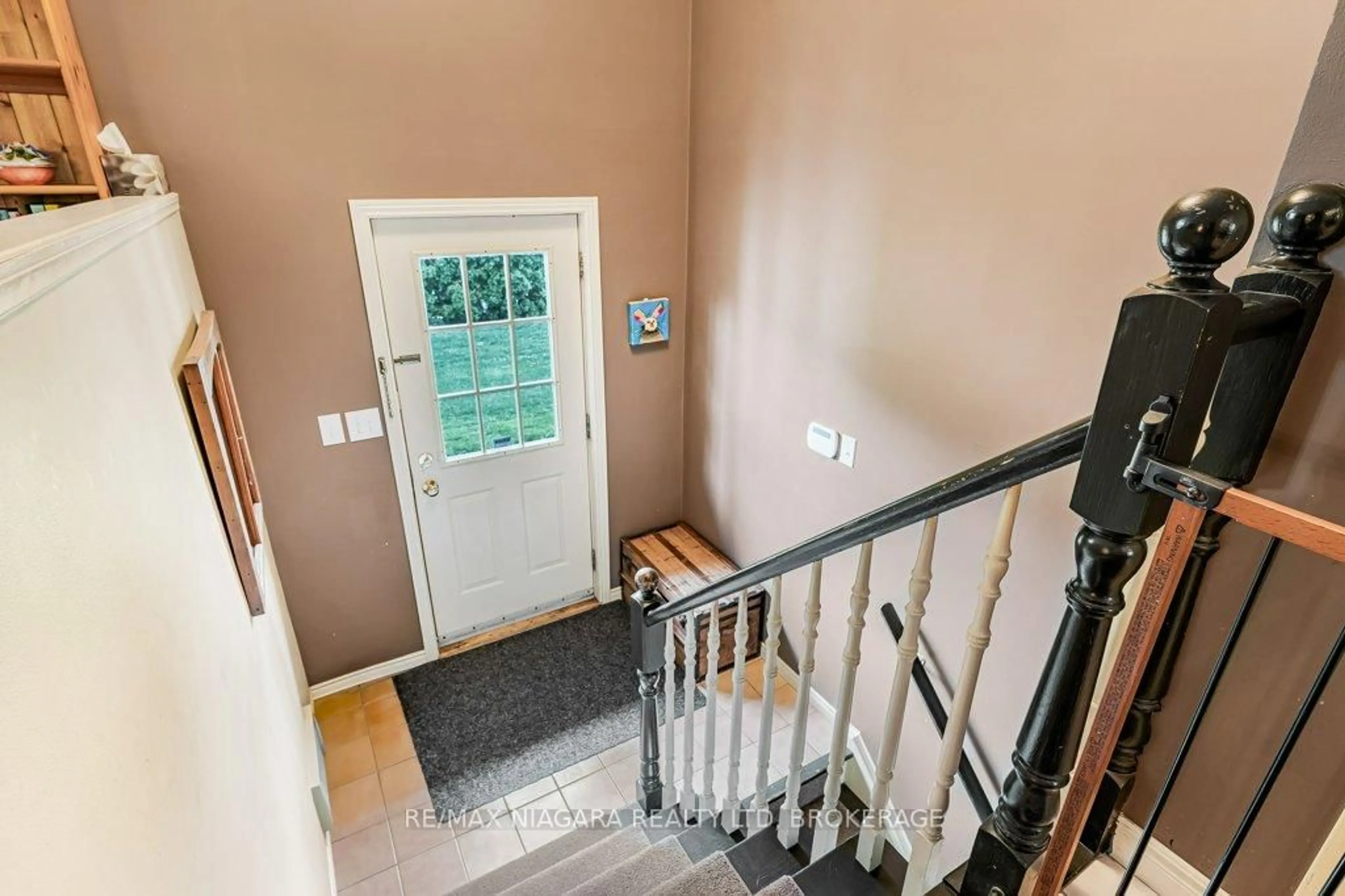 Indoor foyer for 2300 King St, Lincoln Ontario L2R 6P7