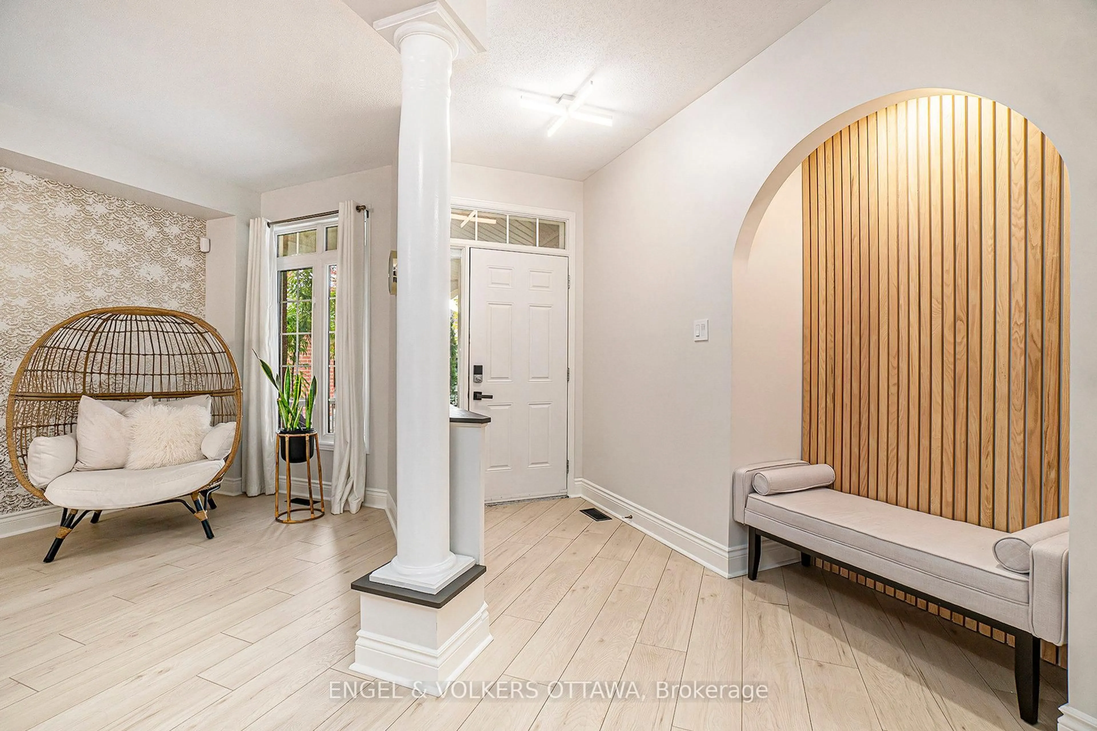 Indoor entryway for 2399 Glandriel Cres, Ottawa Ontario K4A 4T1