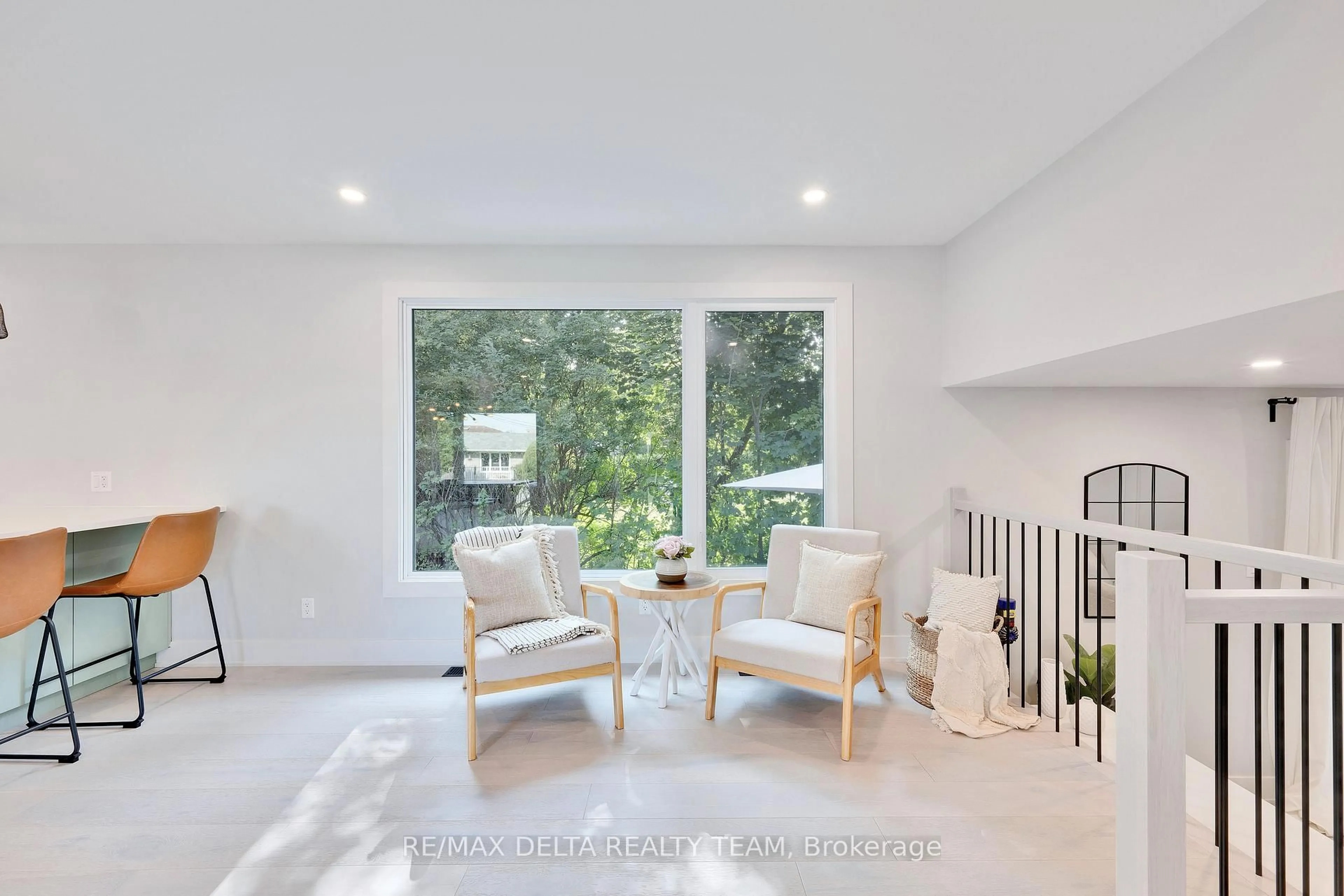 Living room with furniture, unknown for 2556 Gravelle Cres, Ottawa Ontario K1B 3A3