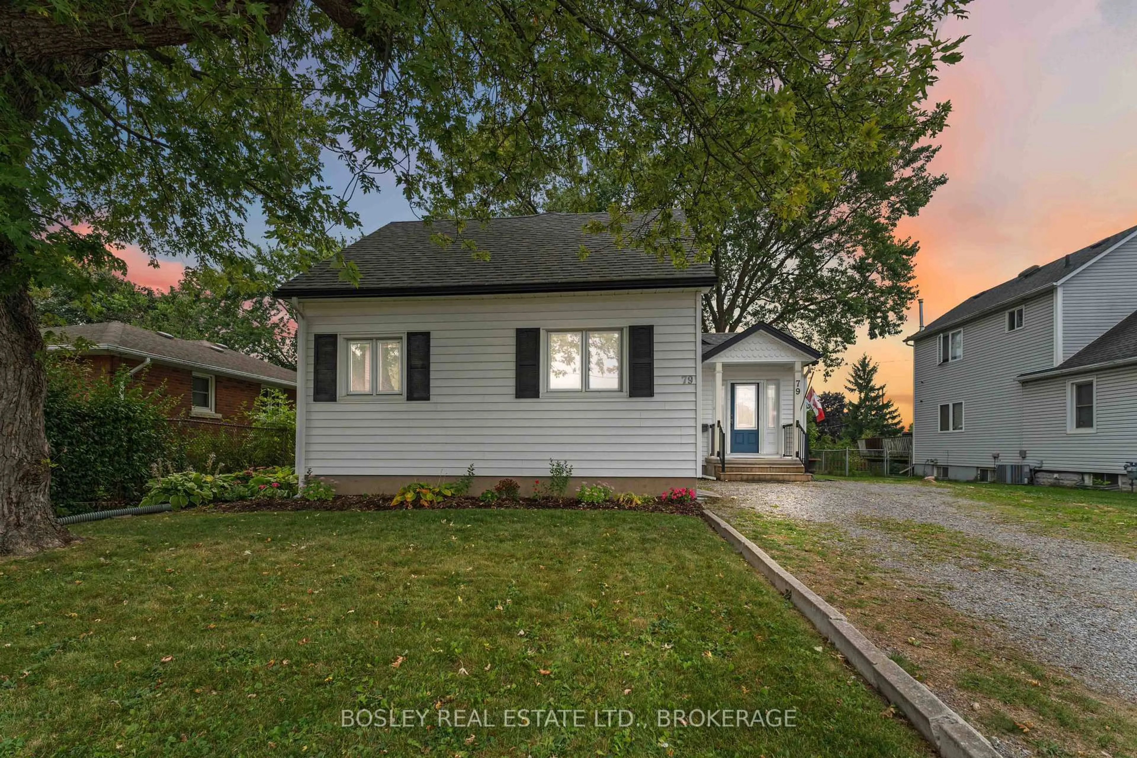 A pic from outside/outdoor area/front of a property/back of a property/a pic from drone, street for 79 Richmond St, Thorold Ontario L2V 3H2