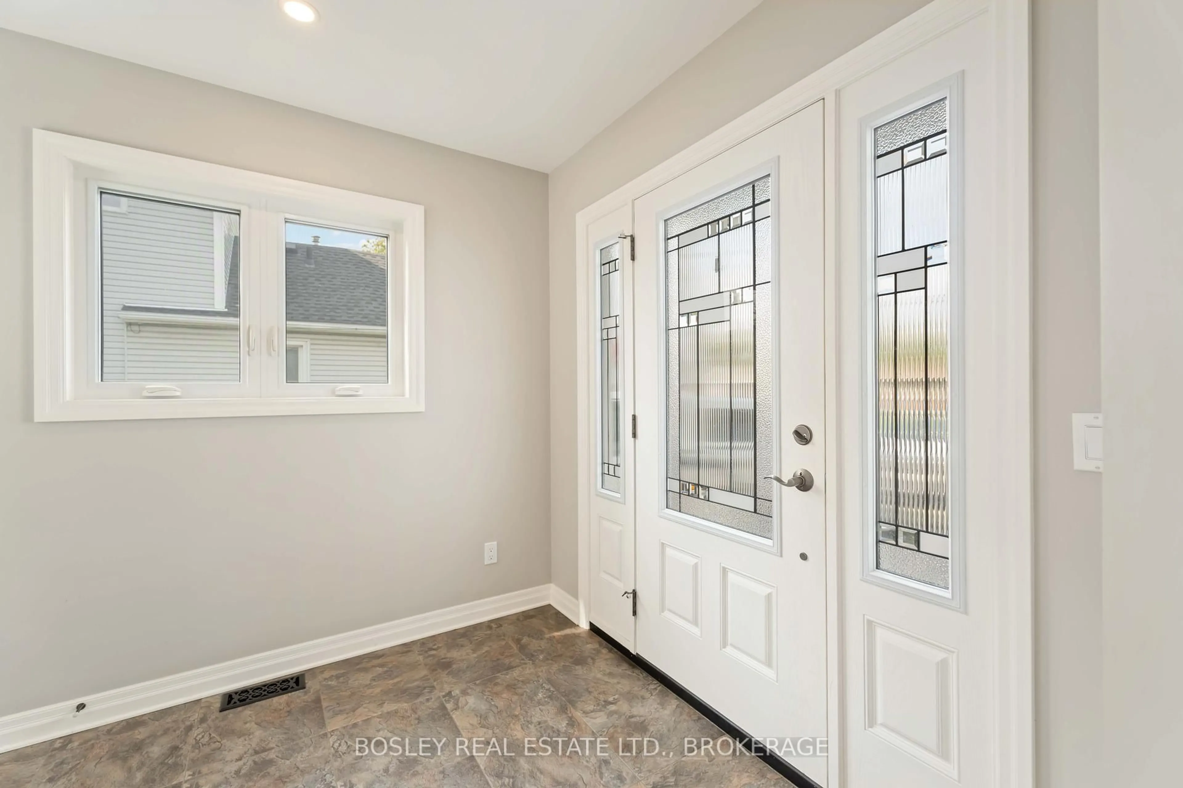 Indoor entryway for 79 Richmond St, Thorold Ontario L2V 3H2