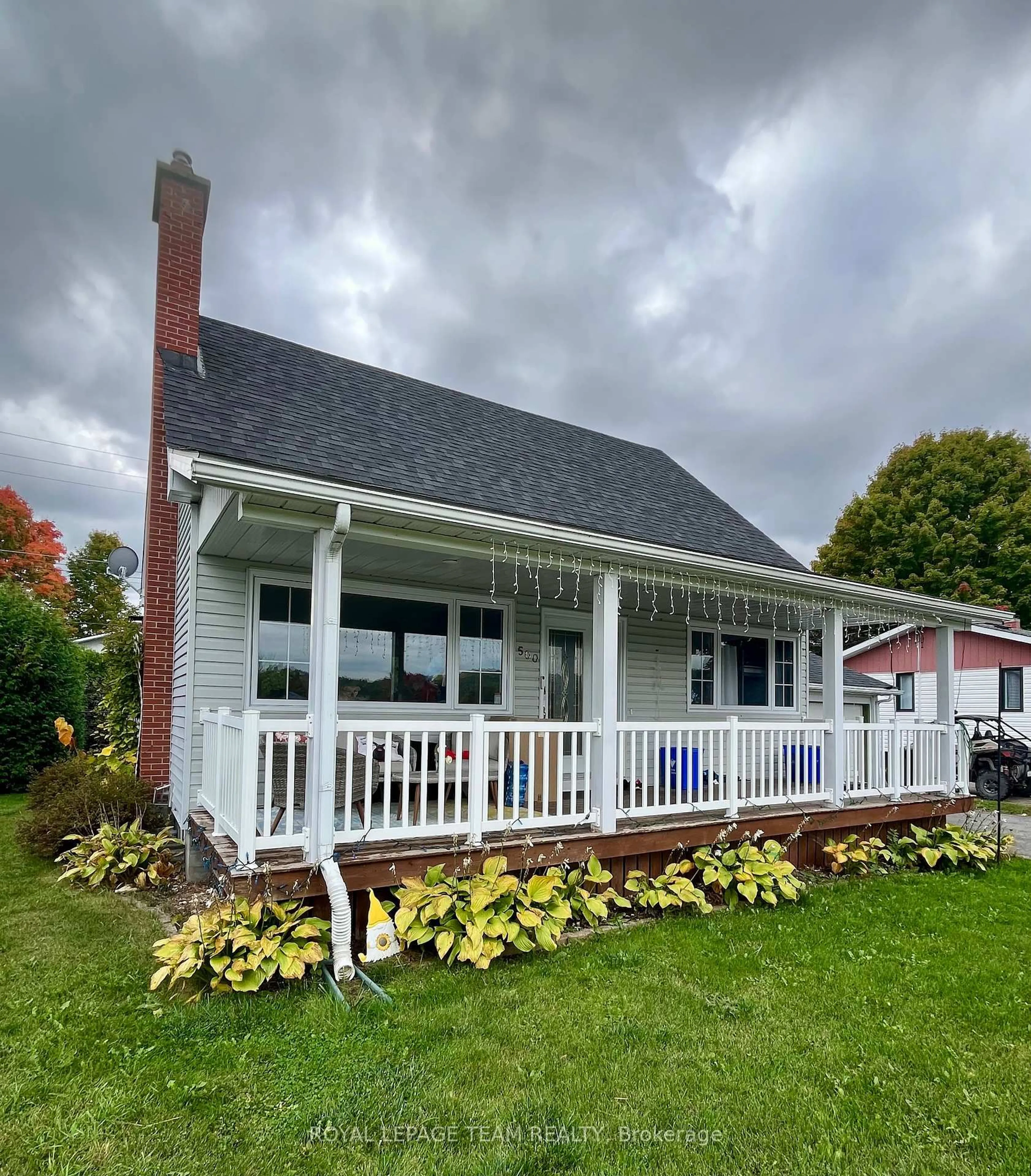 Home with vinyl exterior material, unknown for 500 Aberdeen St, Renfrew Ontario K7V 2G9