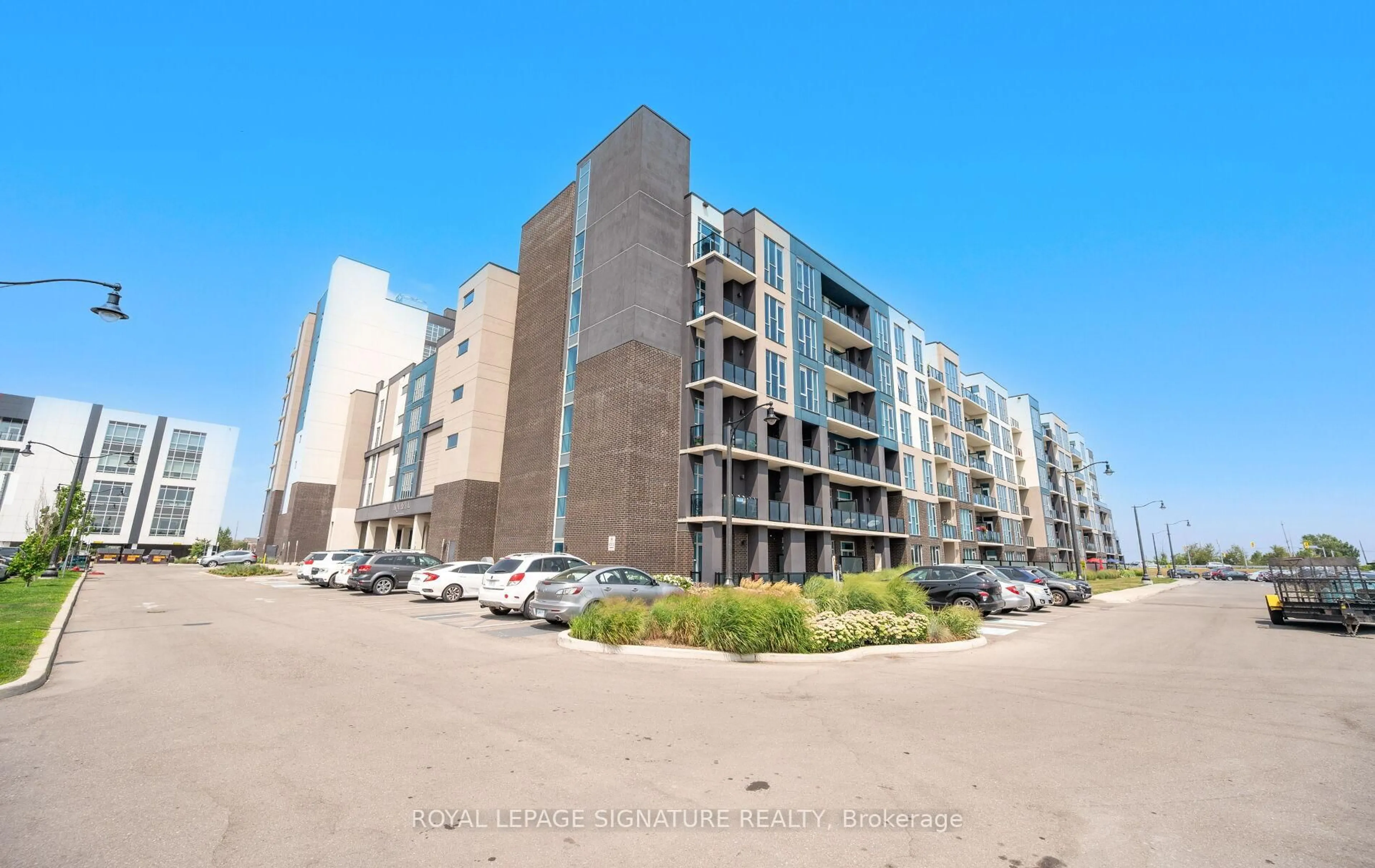 A pic from outside/outdoor area/front of a property/back of a property/a pic from drone, street for 16 Concord Pl #629, Grimsby Ontario L3M 0J1