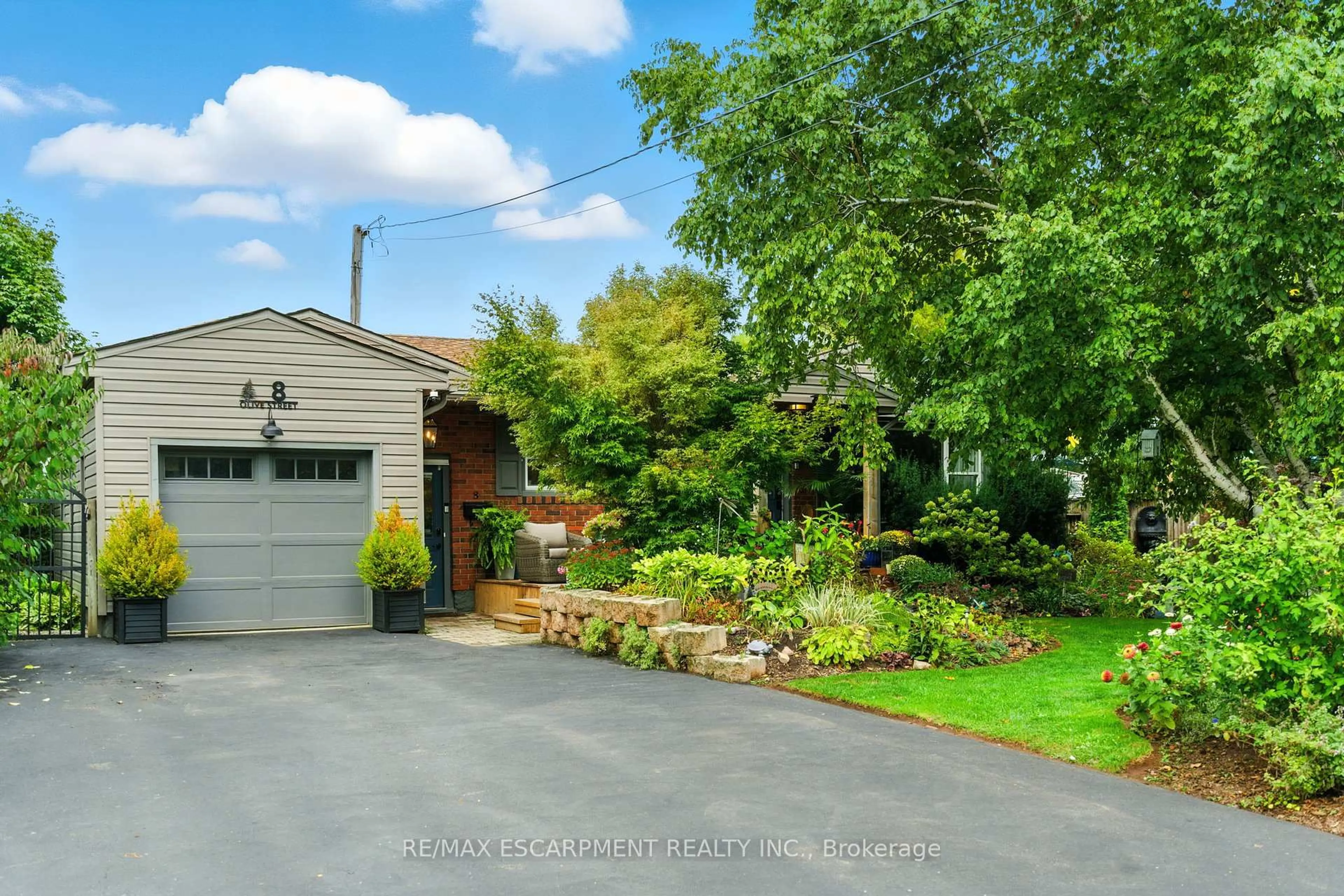 A pic from outside/outdoor area/front of a property/back of a property/a pic from drone, street for 8 Olive St, Grimsby Ontario L3M 2B5