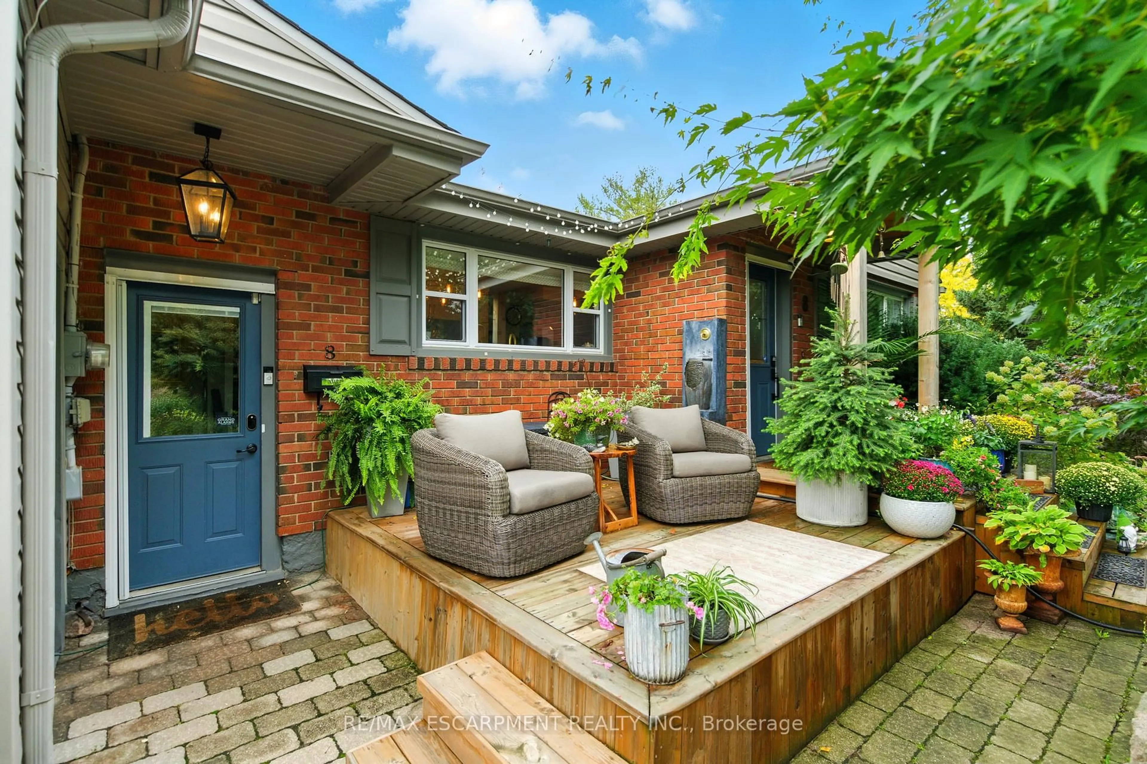 Patio, street for 8 Olive St, Grimsby Ontario L3M 2B5