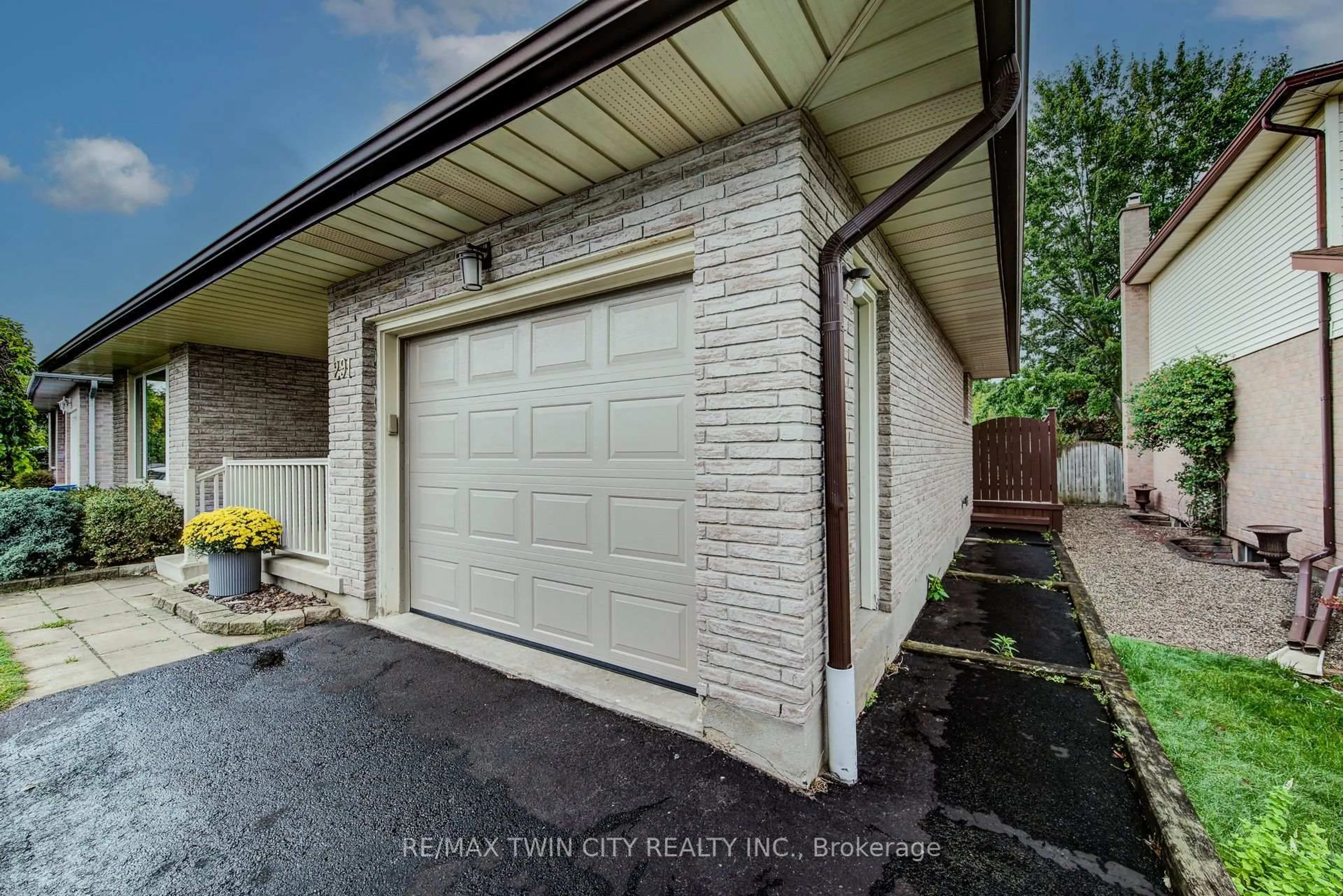 Indoor garage for 291 Biehn Dr, Kitchener Ontario N2R 1B6