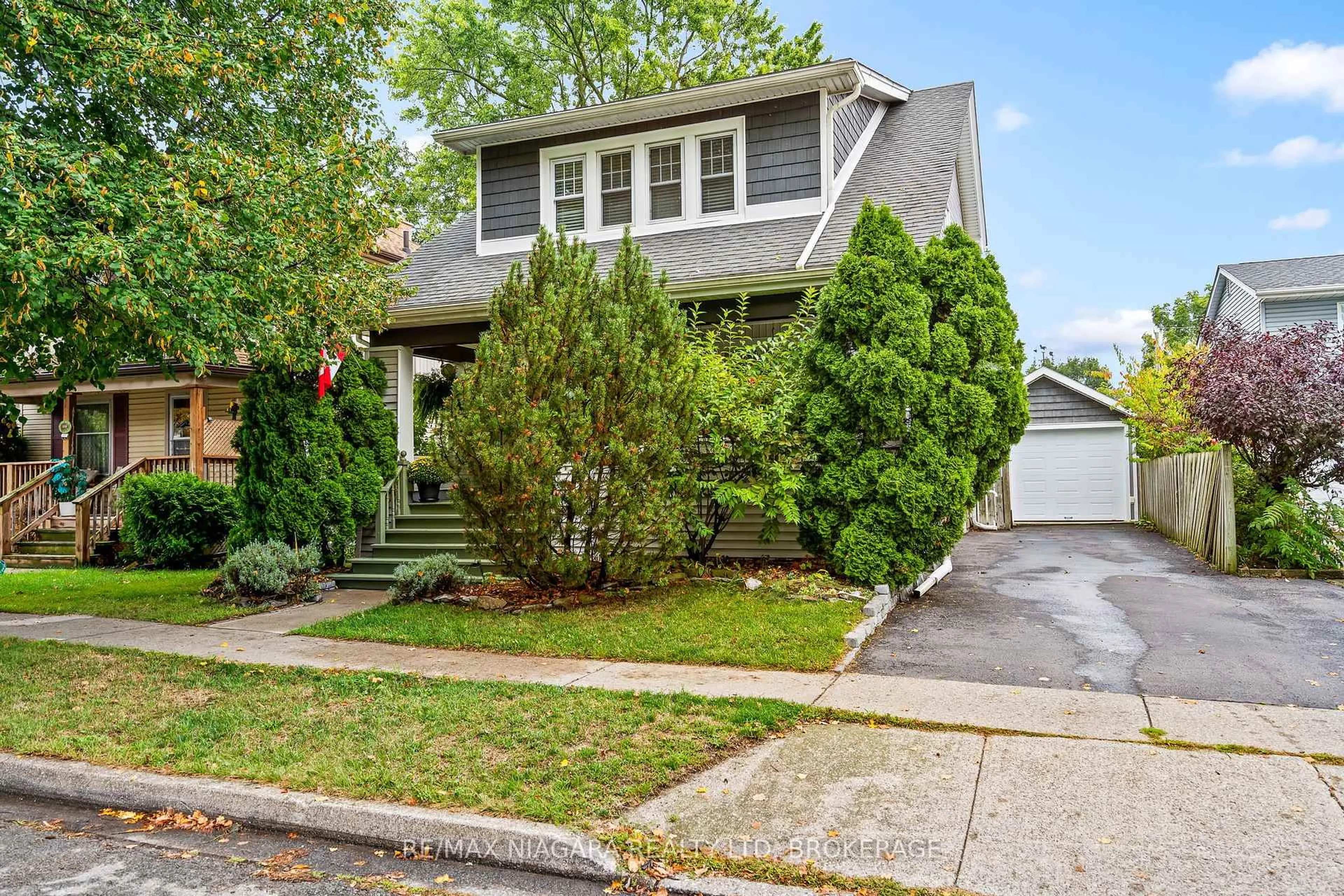 Home with vinyl exterior material, street for 118 Dufferin St, St. Catharines Ontario L2R 2A1