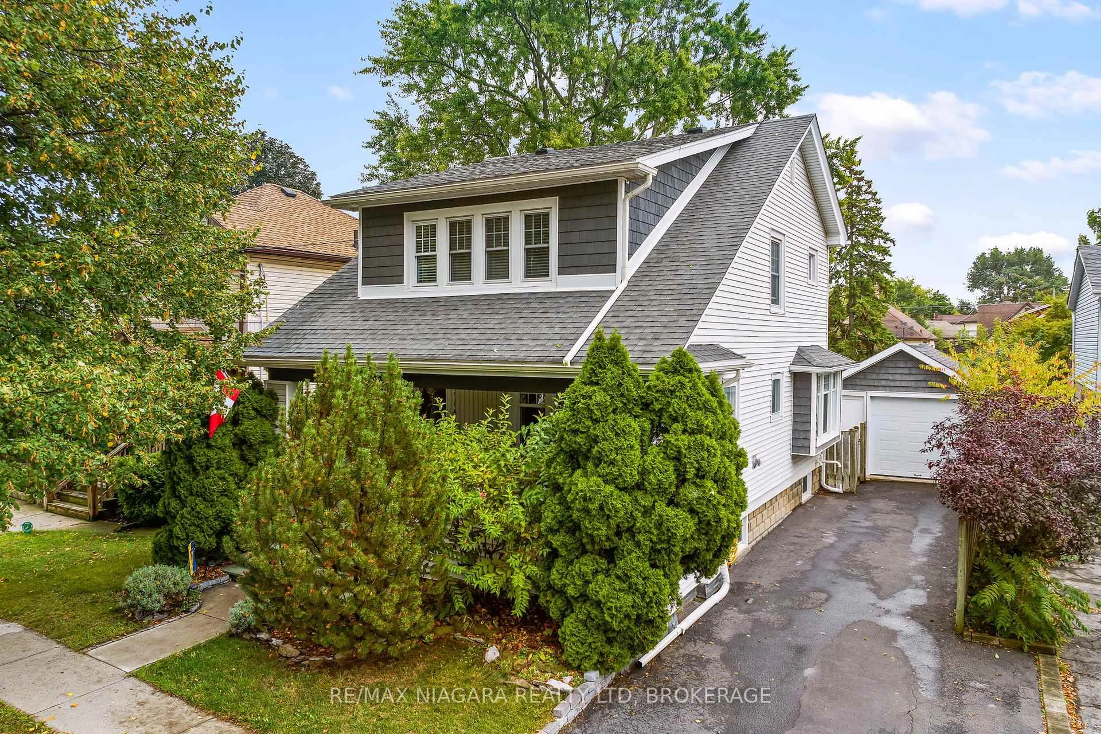 Home with vinyl exterior material, street for 118 Dufferin St, St. Catharines Ontario L2R 2A1