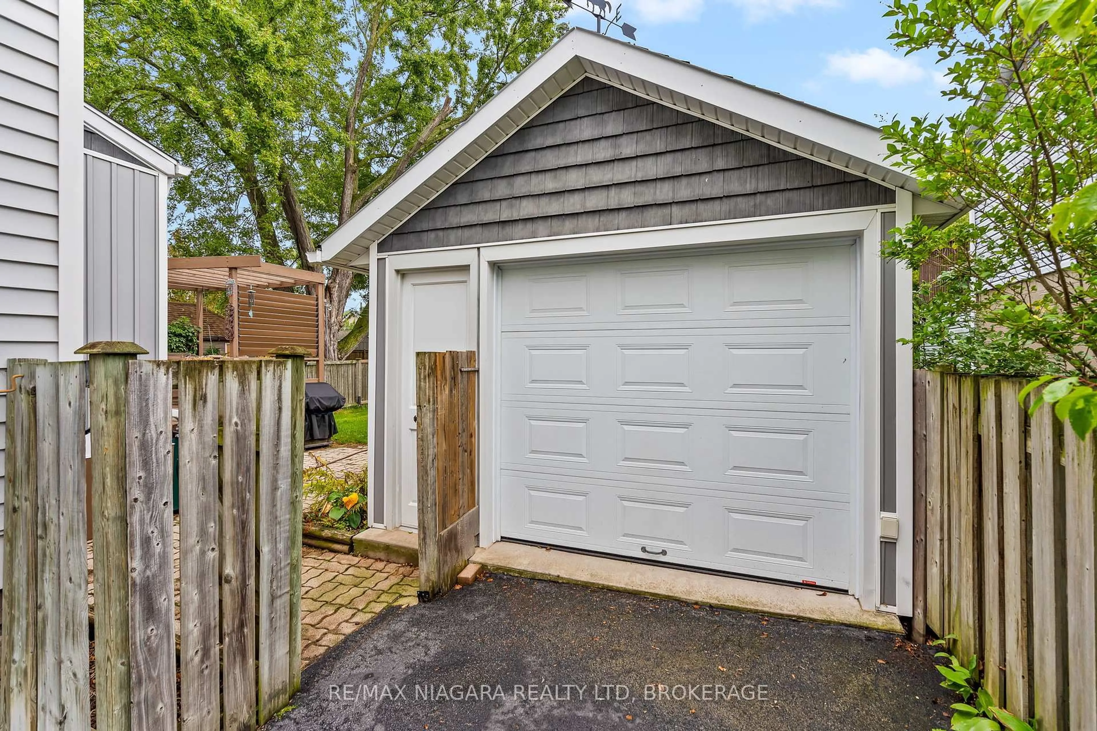 Shed for 118 Dufferin St, St. Catharines Ontario L2R 2A1
