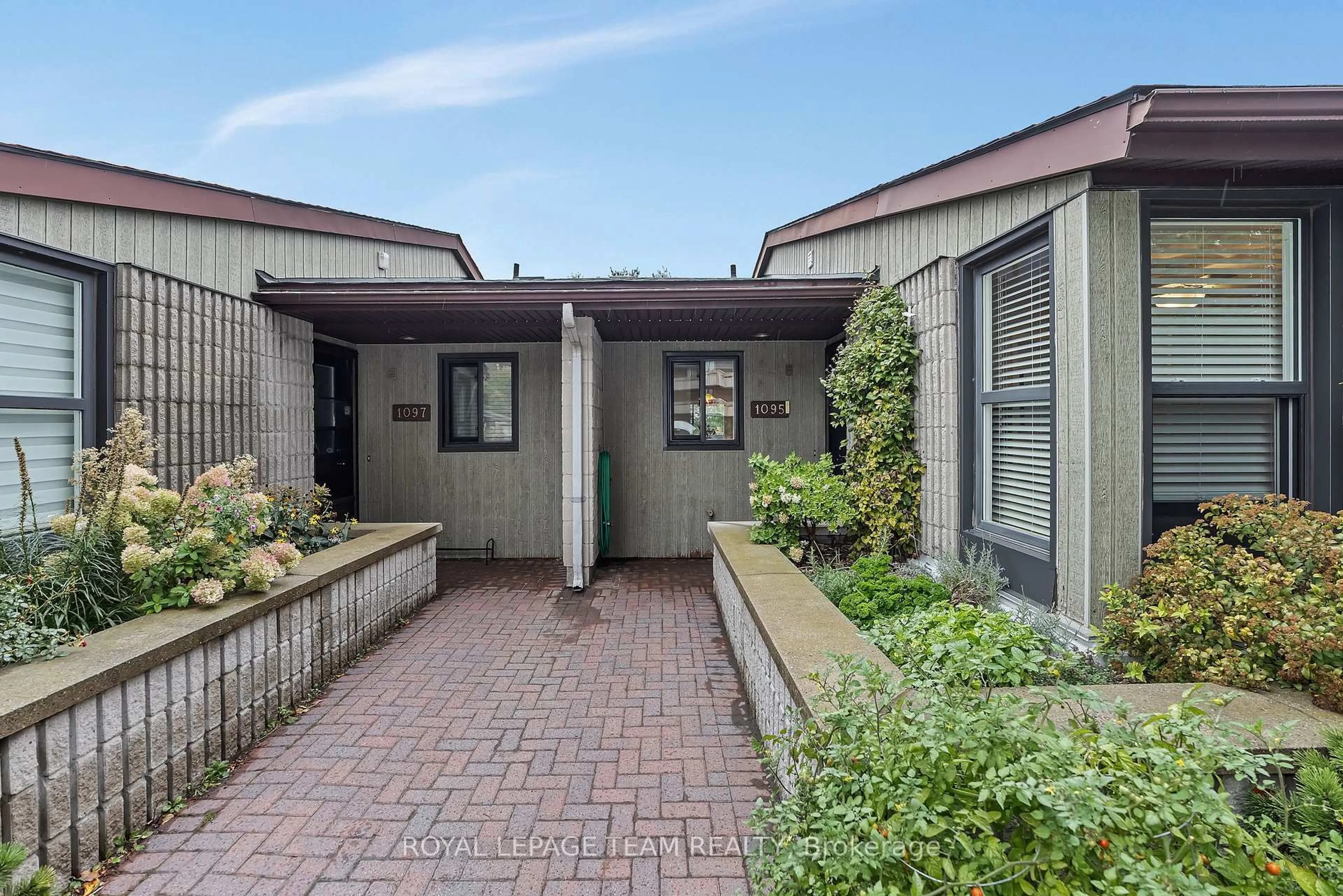 Patio, street for 1095 Ambleside Dr, Ottawa Ontario K2B 8E2