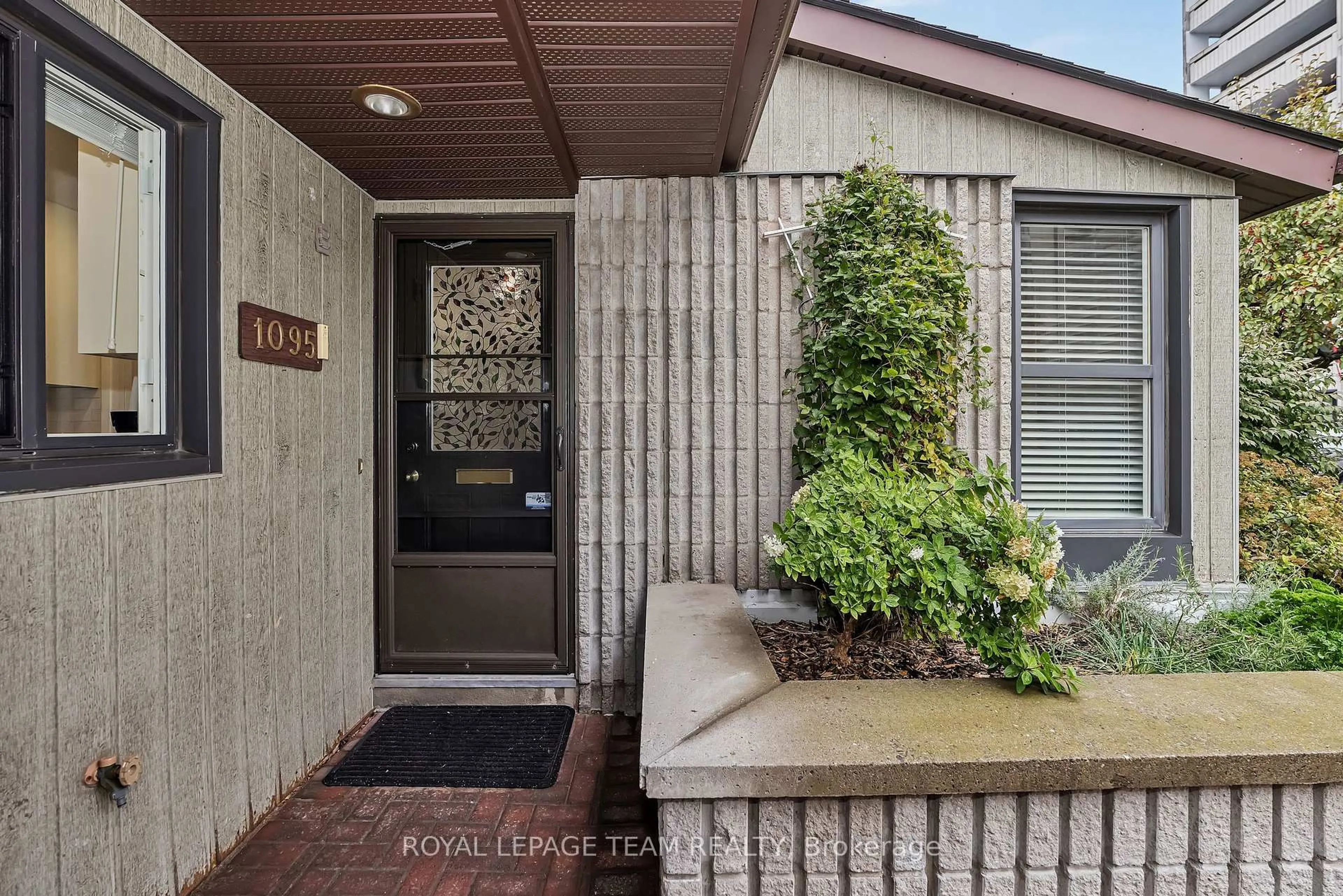 Indoor entryway for 1095 Ambleside Dr, Ottawa Ontario K2B 8E2